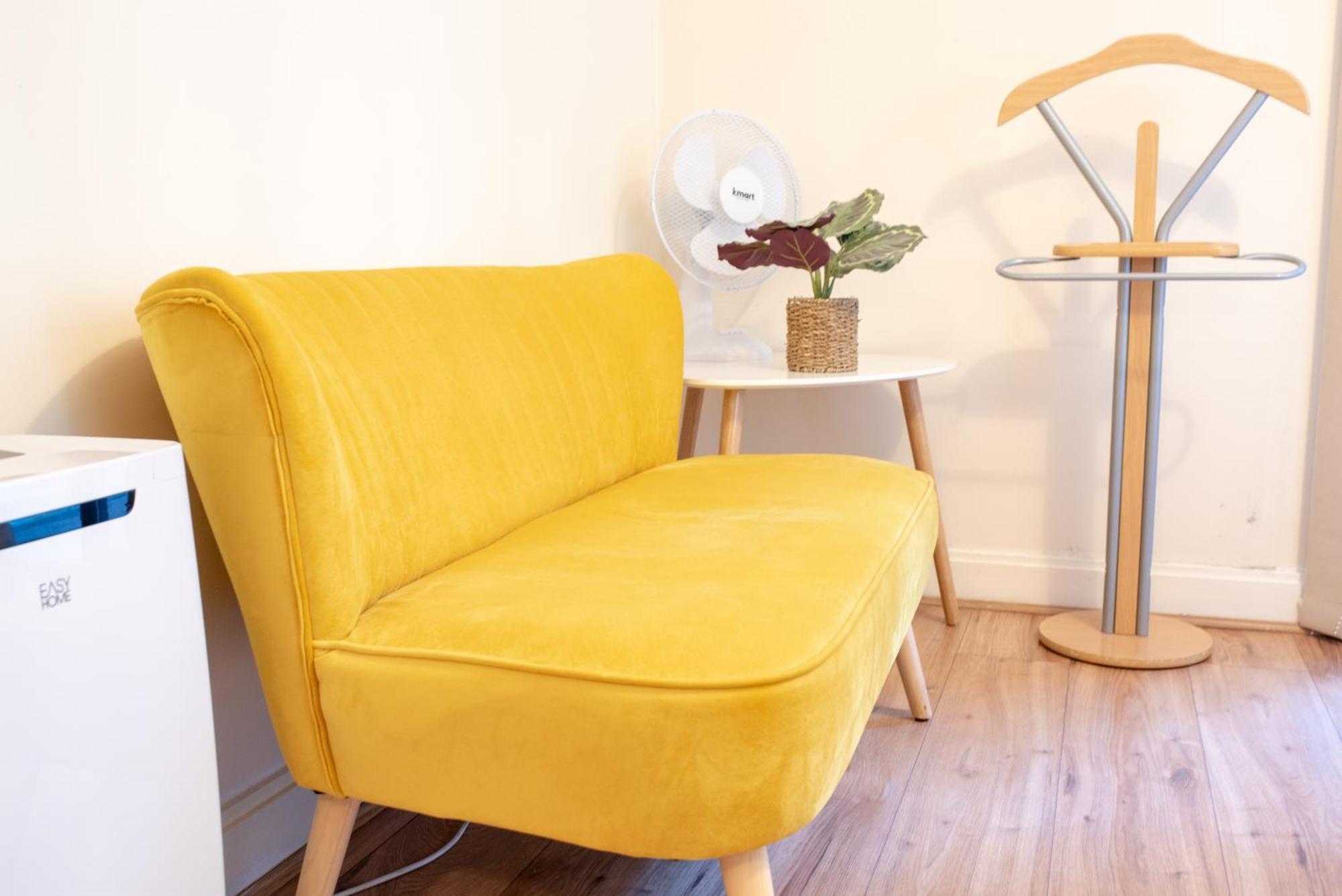 Spacious 1 Bed With Workspace, Coffee & Free Secure Parking Apartment