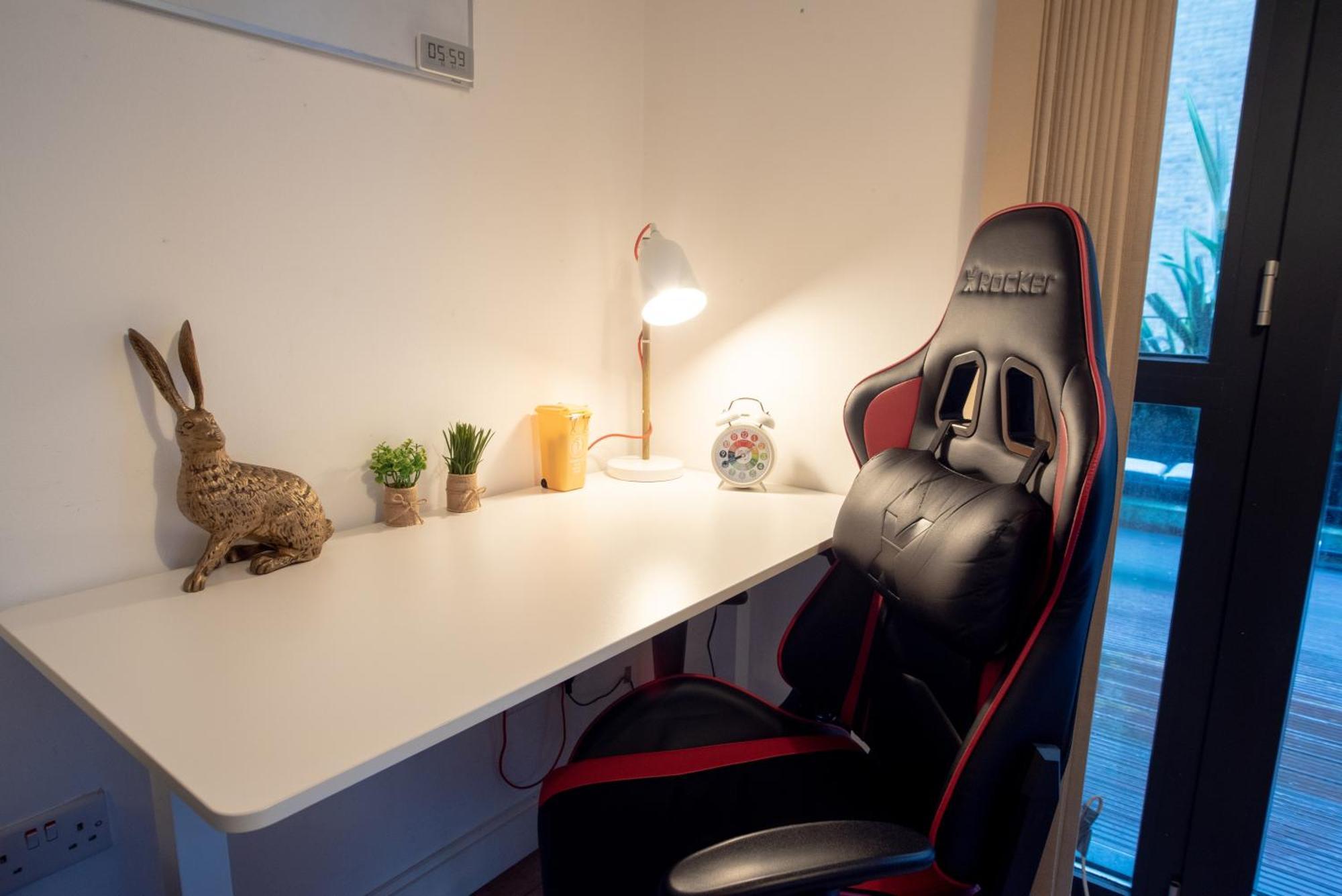 Apartment Spacious 1 Bed With Workspace, Coffee & Free Secure Parking