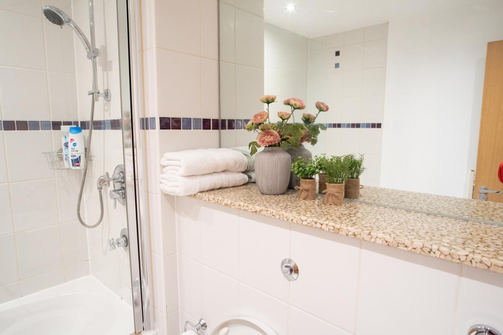Spacious 1 Bed With Workspace, Coffee & Free Secure Parking Apartment *