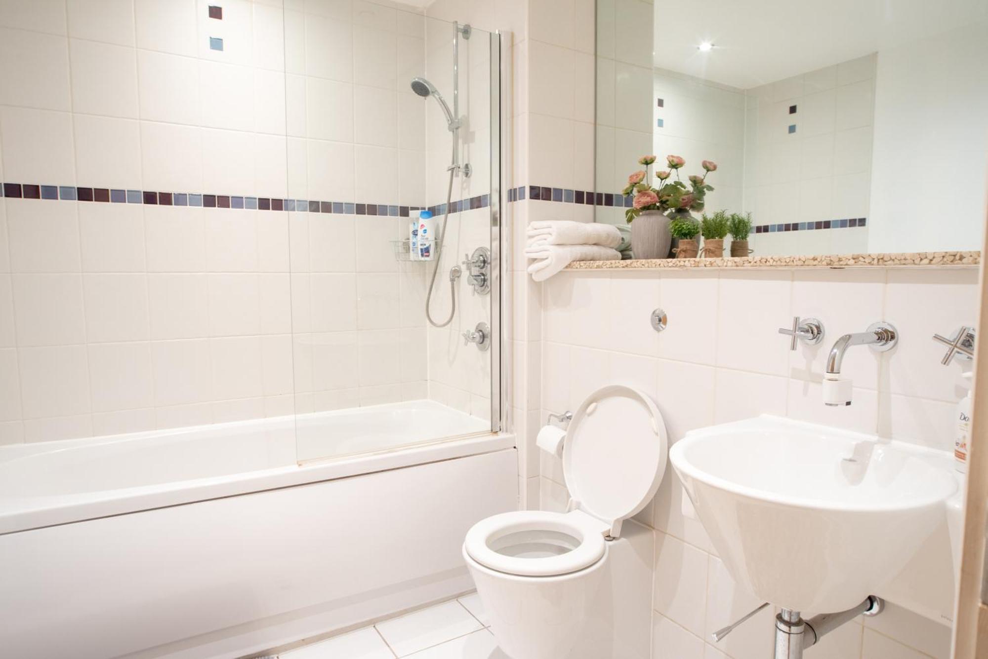 Apartment Spacious 1 Bed With Workspace, Coffee & Free Secure Parking *