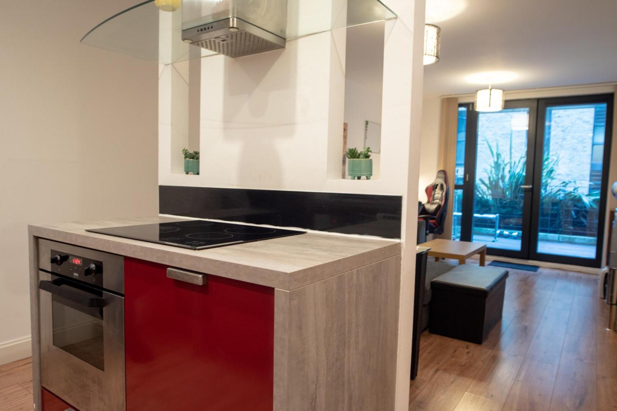 Spacious 1 Bed With Workspace, Coffee & Free Secure Parking Apartment Birmingham