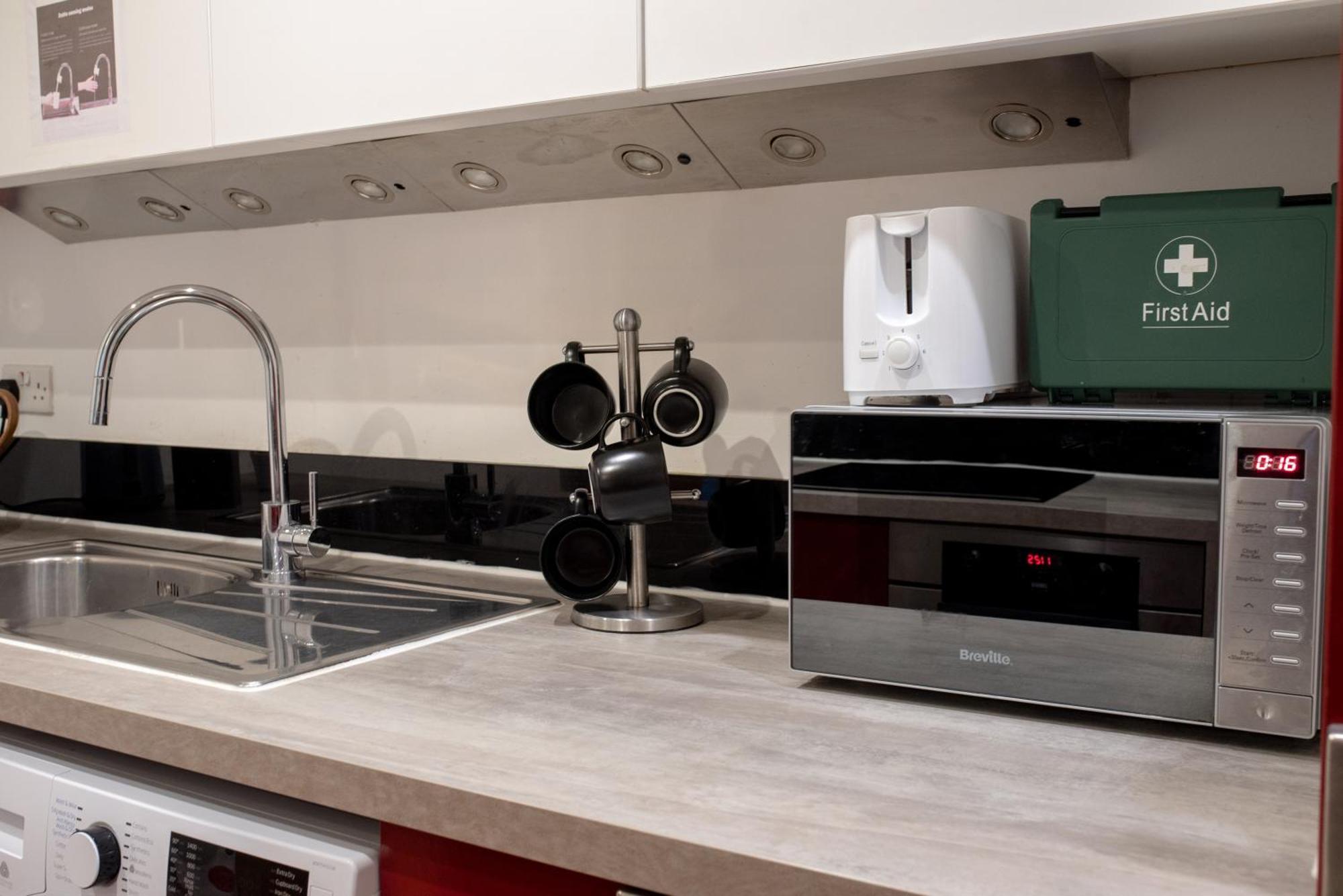 Spacious 1 Bed With Workspace, Coffee & Free Secure Parking *