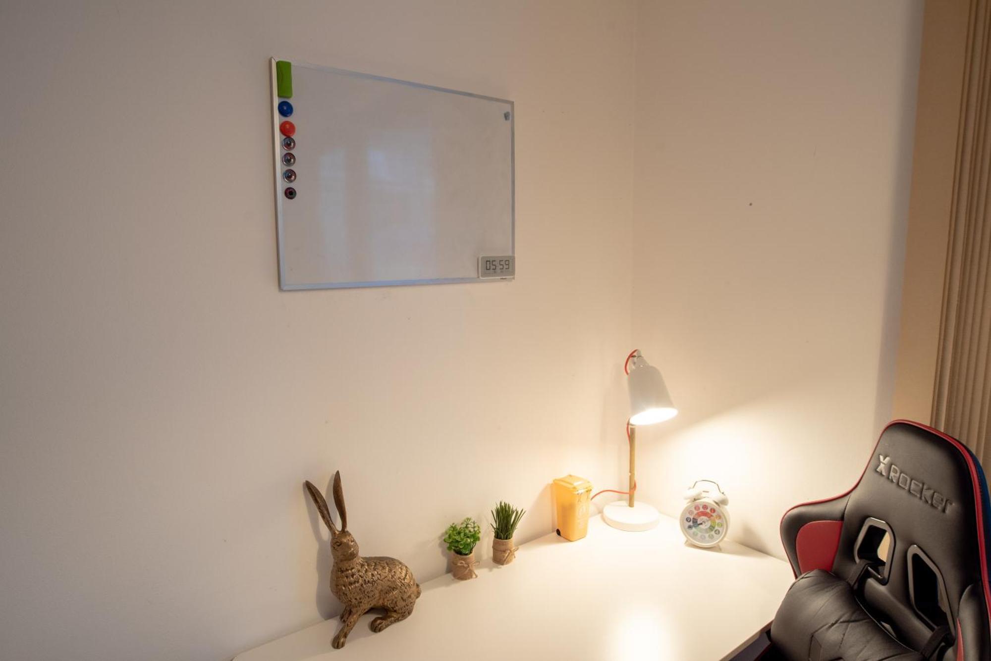 Spacious 1 Bed With Workspace, Coffee & Free Secure Parking Apartment *