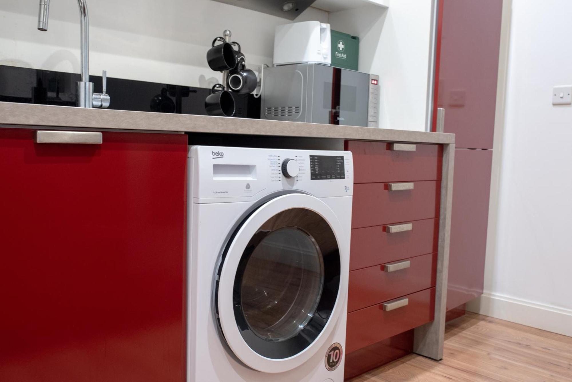 Spacious 1 Bed With Workspace, Coffee & Free Secure Parking Apartment