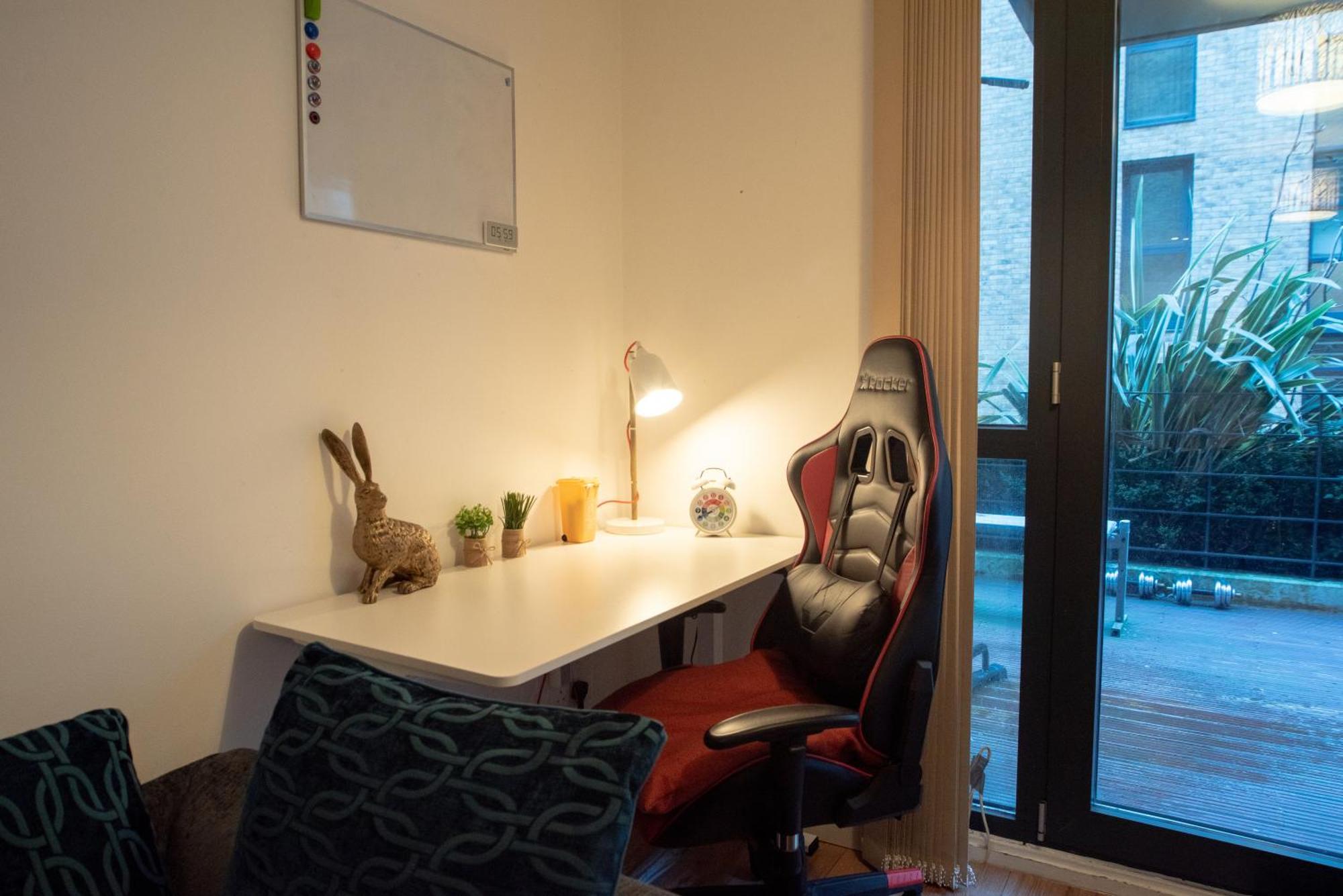 Apartment Spacious 1 Bed With Workspace, Coffee & Free Secure Parking