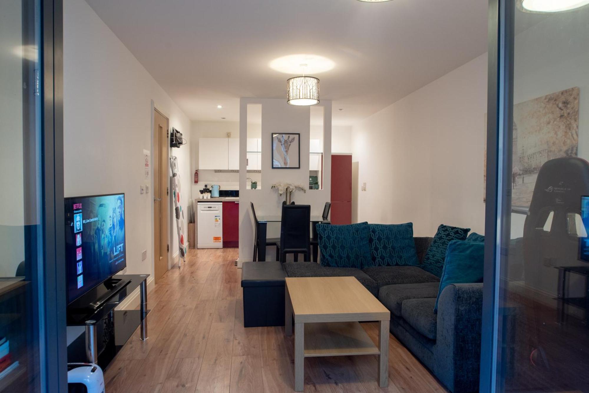 Spacious 1 Bed With Workspace, Coffee & Free Secure Parking