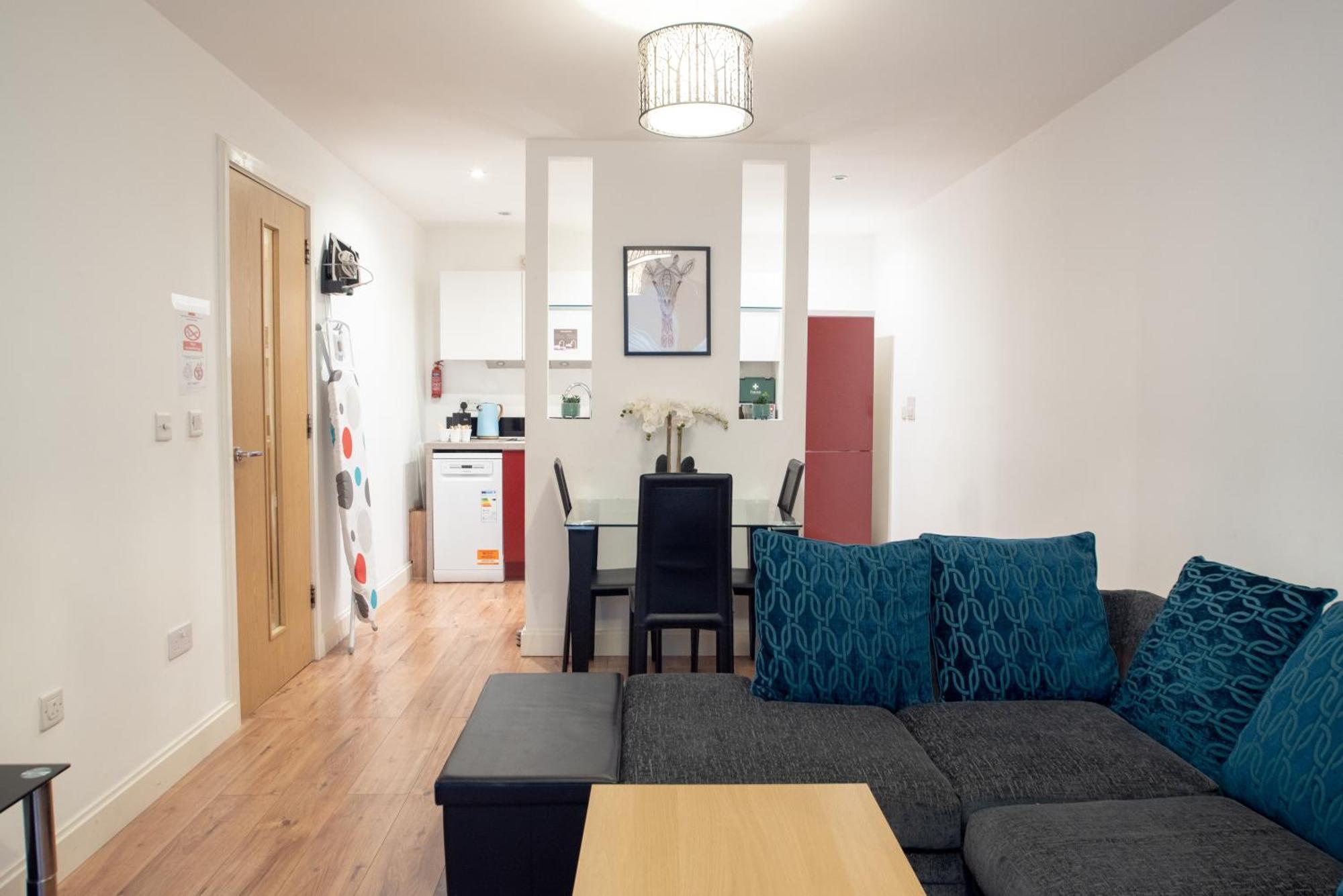 Spacious 1 Bed With Workspace, Coffee & Free Secure Parking Apartment *