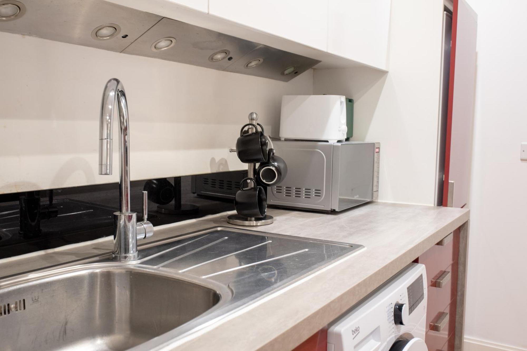 Apartment Spacious 1 Bed With Workspace, Coffee & Free Secure Parking *
