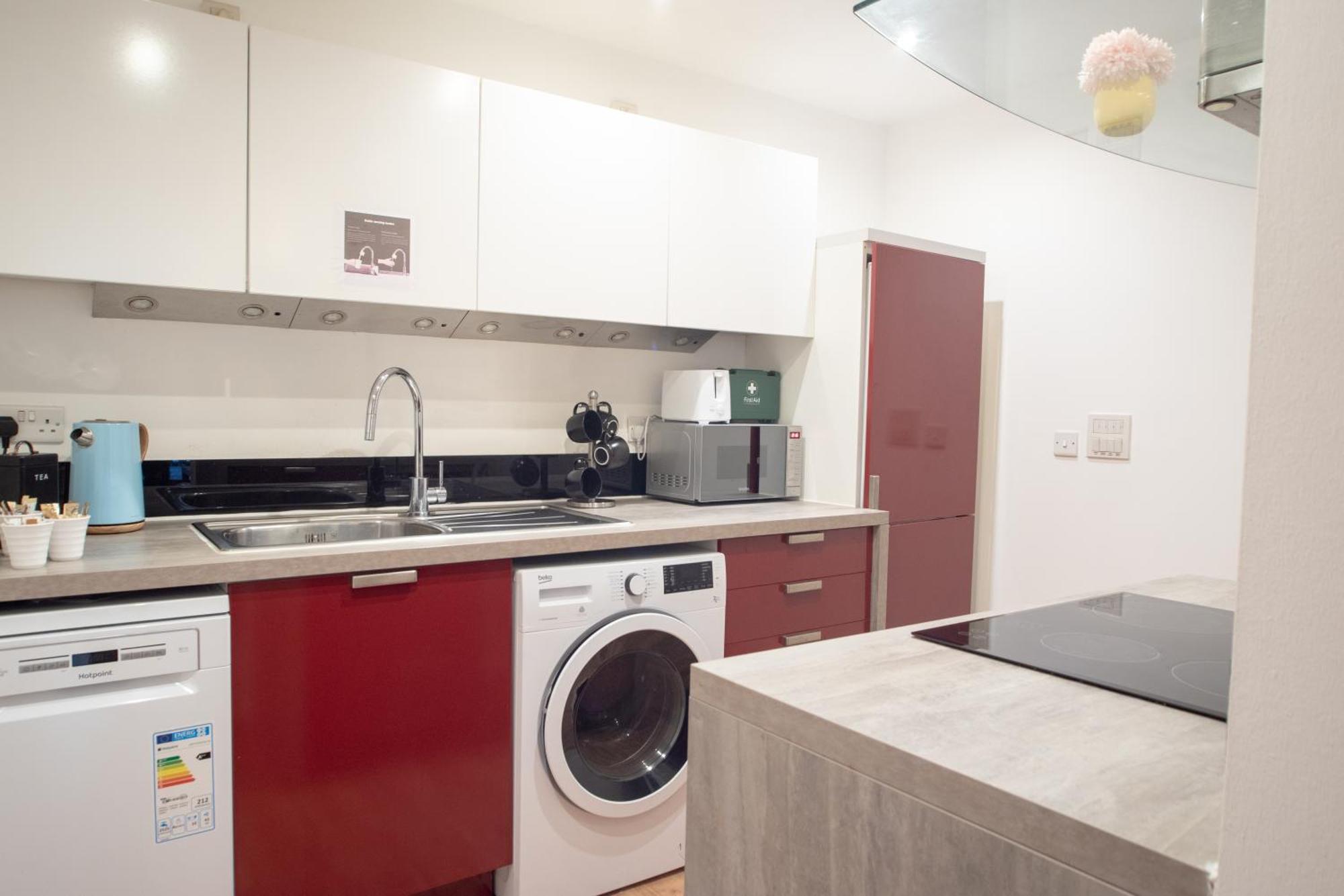 Spacious 1 Bed With Workspace, Coffee & Free Secure Parking Apartment Birmingham
