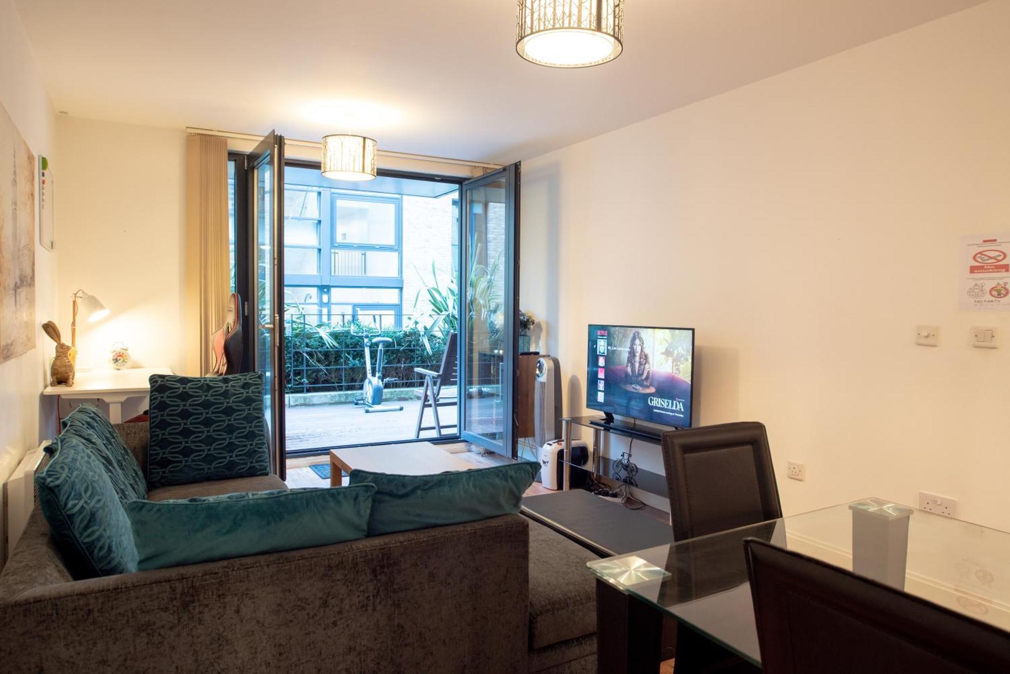 Apartment Spacious 1 Bed With Workspace, Coffee & Free Secure Parking Birmingham