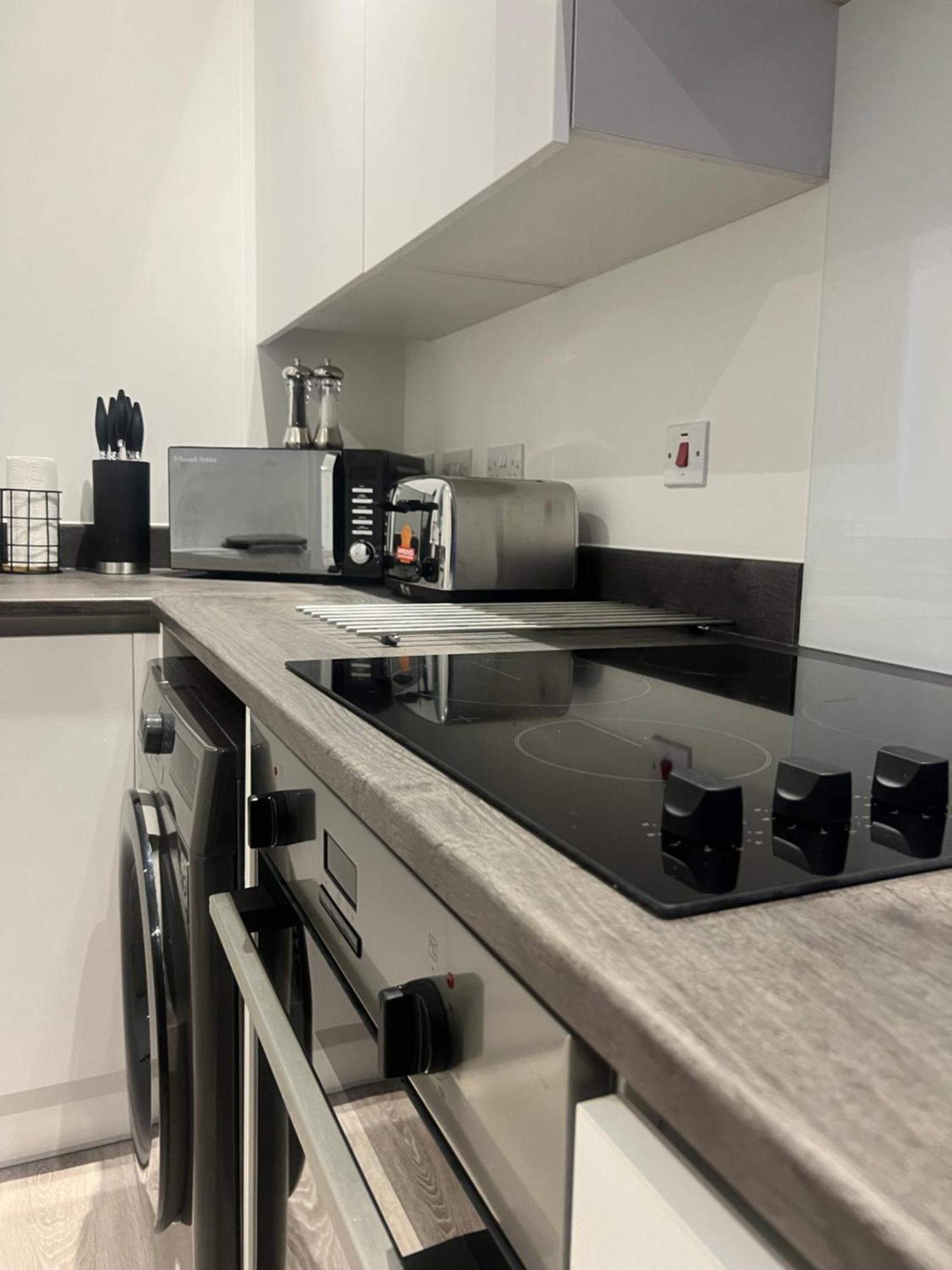 The Parkes A Stylish 3br House With Free Parking, 5 Mins From Close To The Edgbaston Stadium, The Hippodrome, Uob, Aston And Bcu, China Town, Kings Heath Bhx Airport And Much * Birmingham