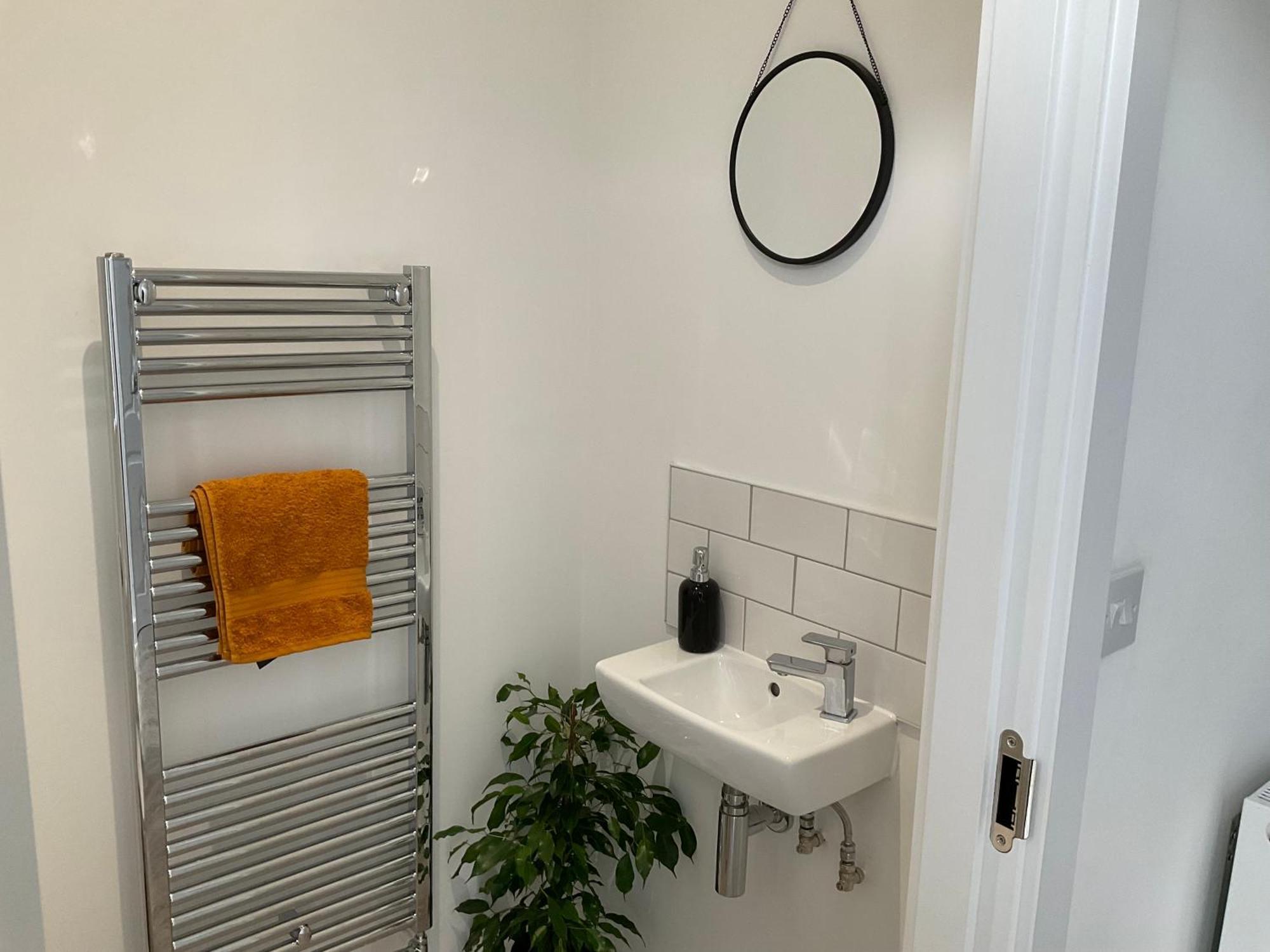 The Parkes A Stylish 3br House With Free Parking, 5 Mins From Close To The Edgbaston Stadium, The Hippodrome, Uob, Aston And Bcu, China Town, Kings Heath Bhx Airport And Much Holiday home