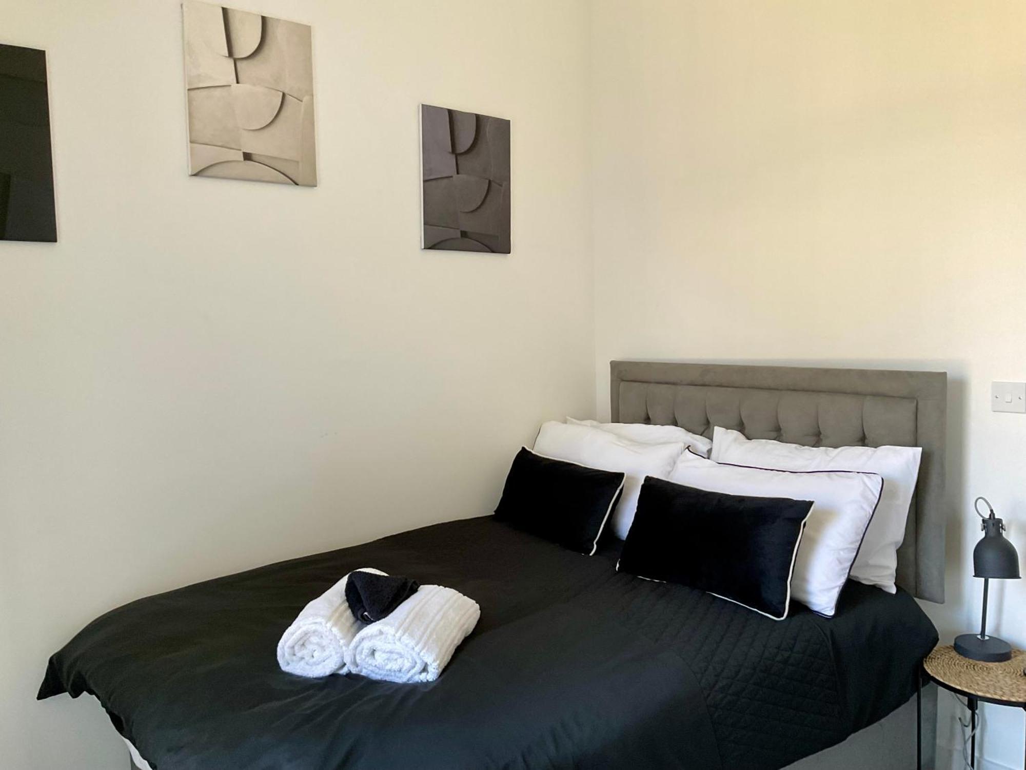 Holiday home The Parkes A Stylish 3br House With Free Parking, 5 Mins From Close To The Edgbaston Stadium, The Hippodrome, Uob, Aston And Bcu, China Town, Kings Heath Bhx Airport And Much *