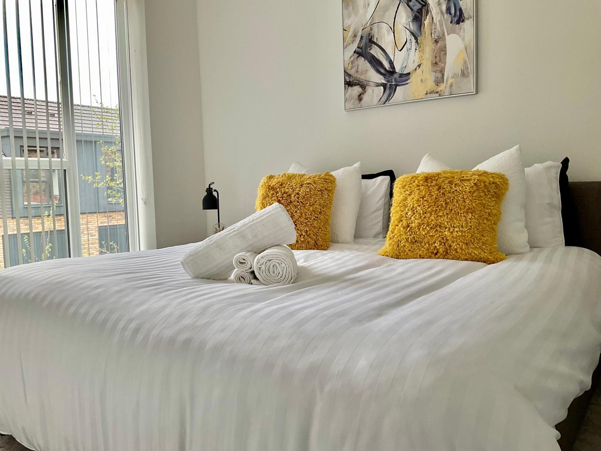 Holiday home The Parkes A Stylish 3br House With Free Parking, 5 Mins From Close To The Edgbaston Stadium, The Hippodrome, Uob, Aston And Bcu, China Town, Kings Heath Bhx Airport And Much Birmingham