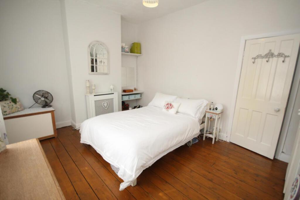 Free Parking Private 4 Bedroom House Apartment *