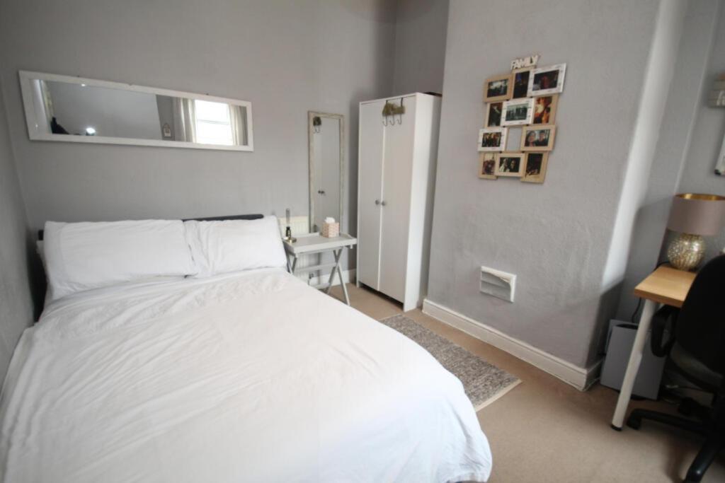 Free Parking Private 4 Bedroom House *