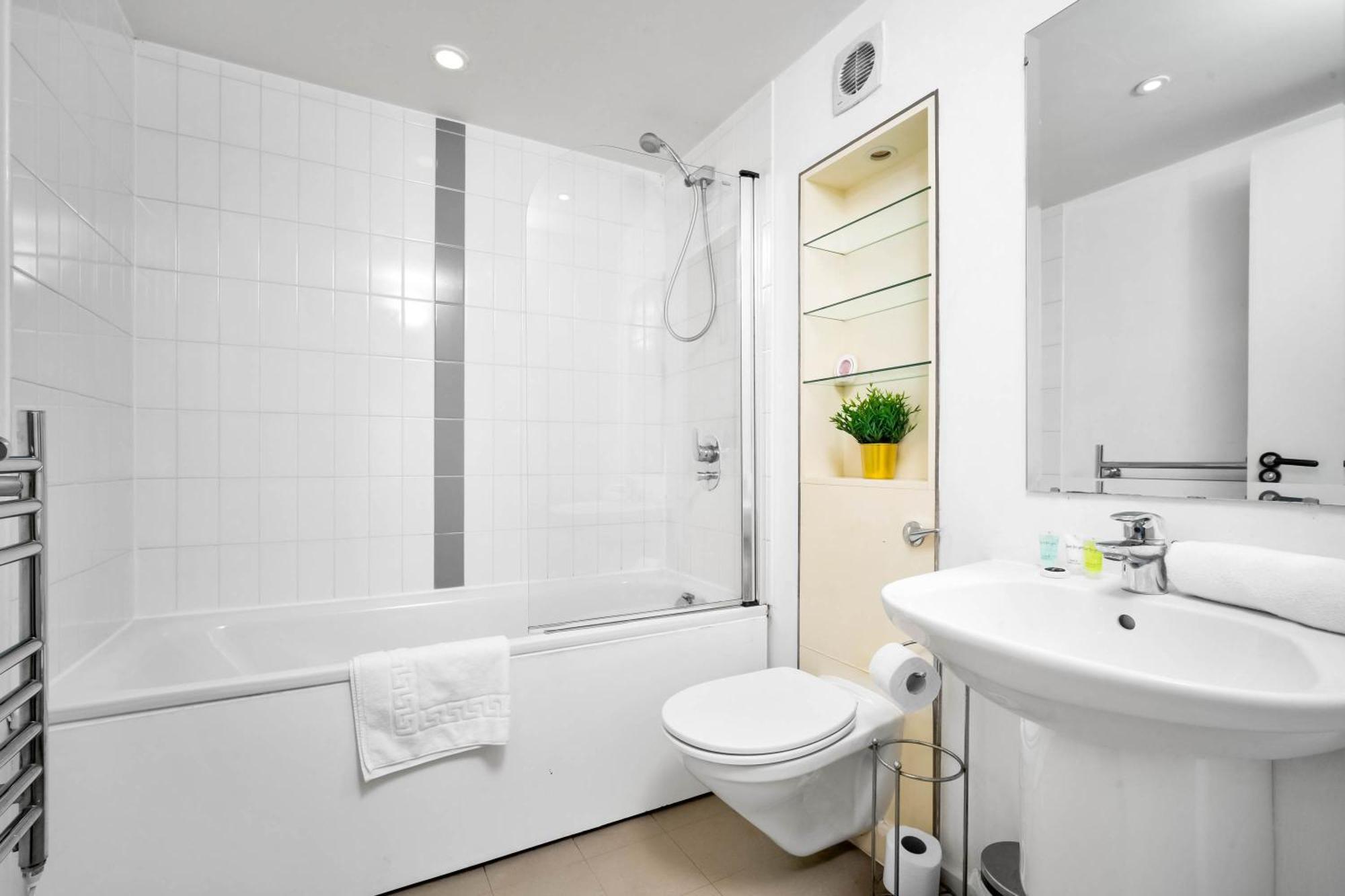 Open Plan - Centre - 2 Bedrooms - Rated - 54qc *
