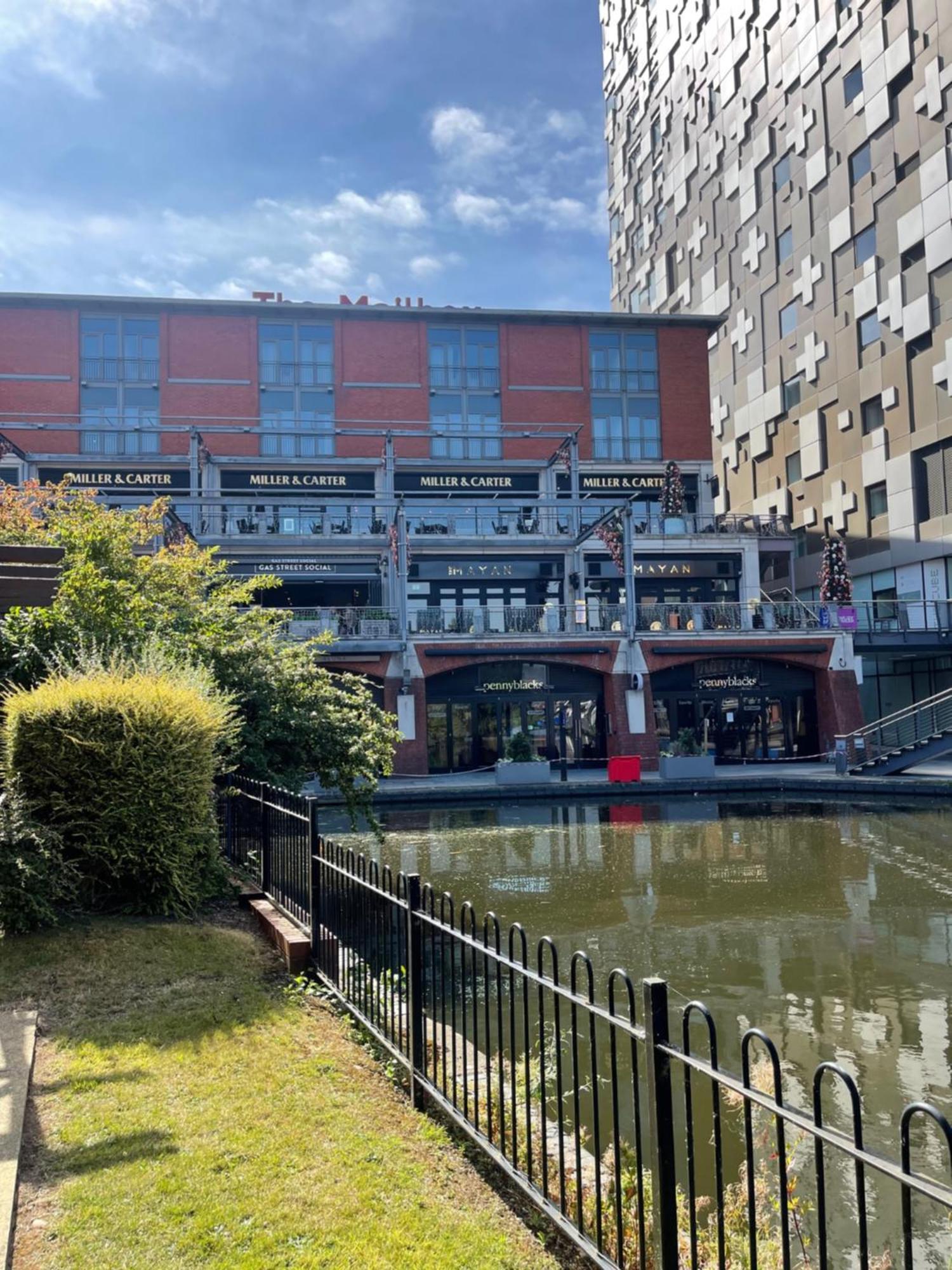 Canal Side Living Apartment *
