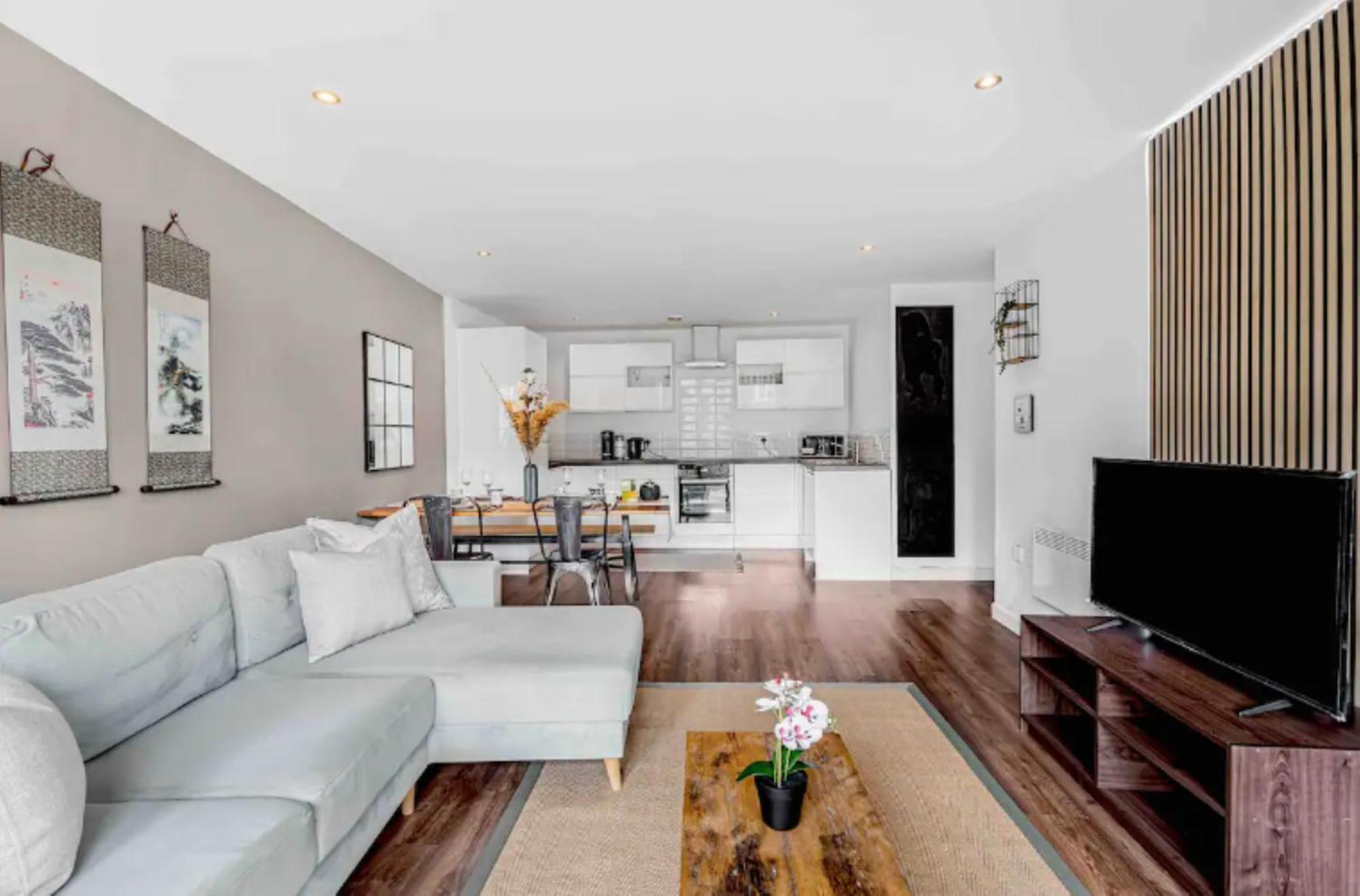 Oriental 2 Bed 2 Bath Netflix And Free Parking, Games- Maihom *
