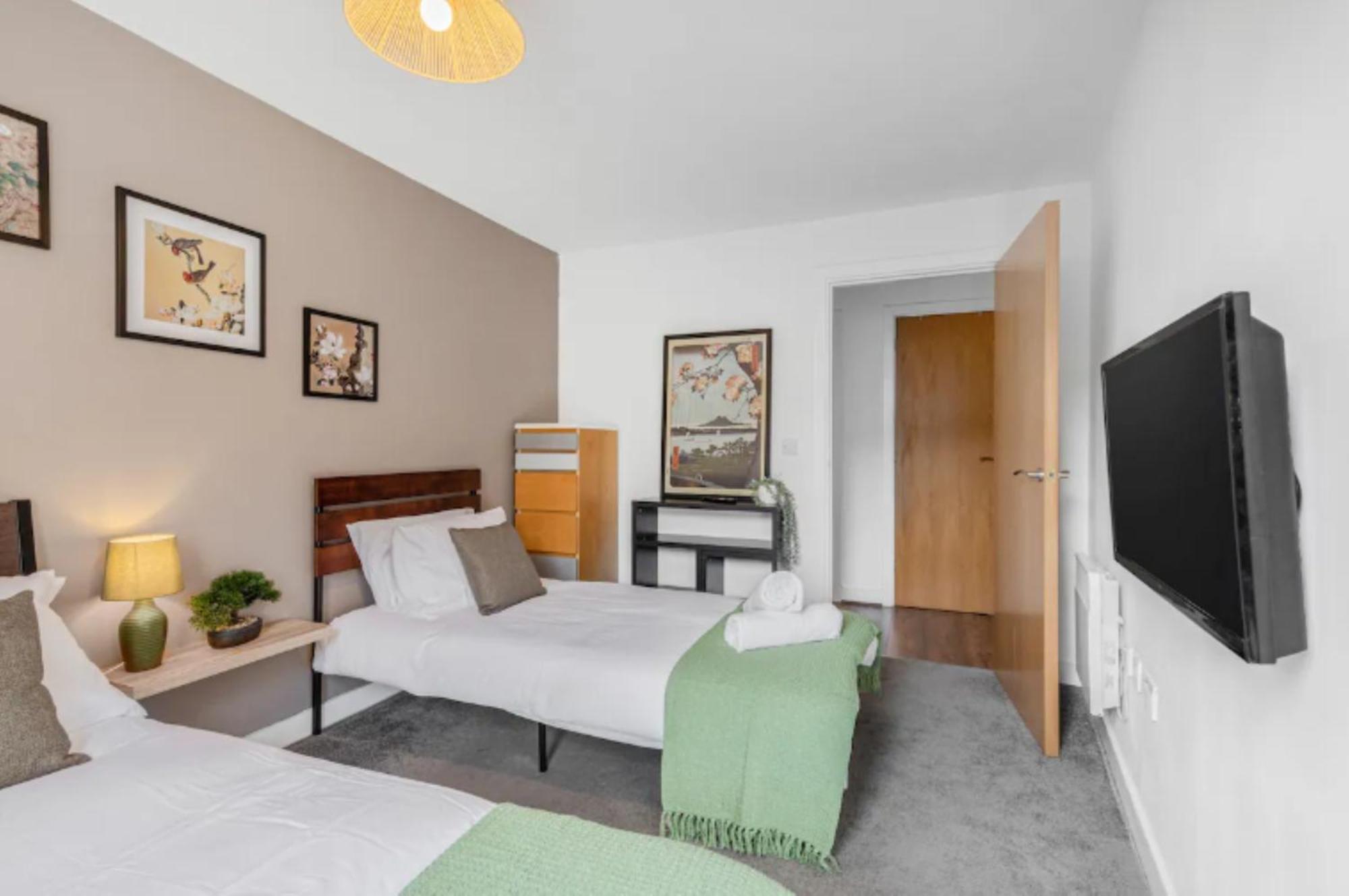 Oriental 2 Bed 2 Bath Netflix And Free Parking, Games- Maihom Birmingham