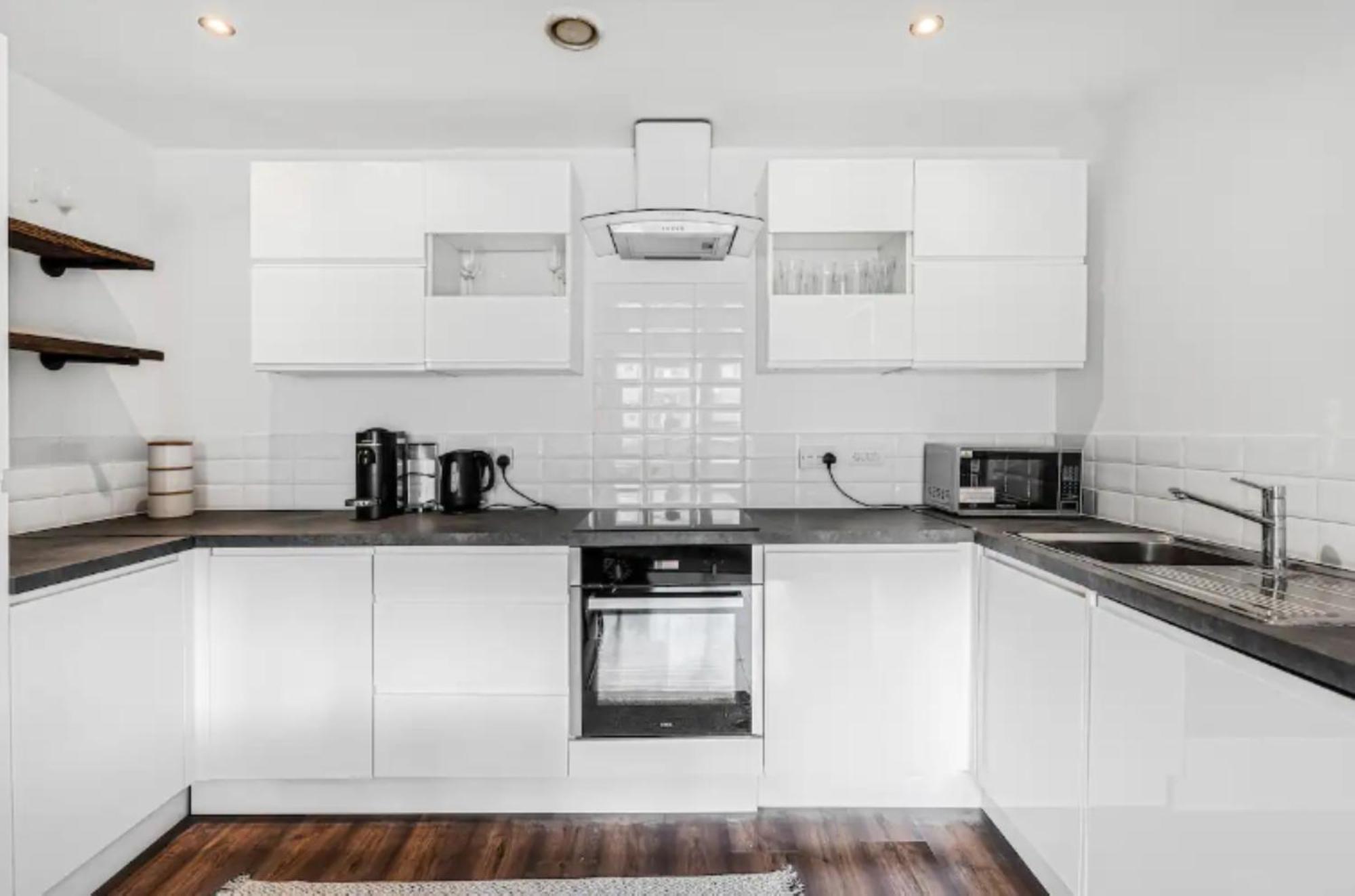 Oriental 2 Bed 2 Bath Netflix And Free Parking, Games- Maihom Apartment *