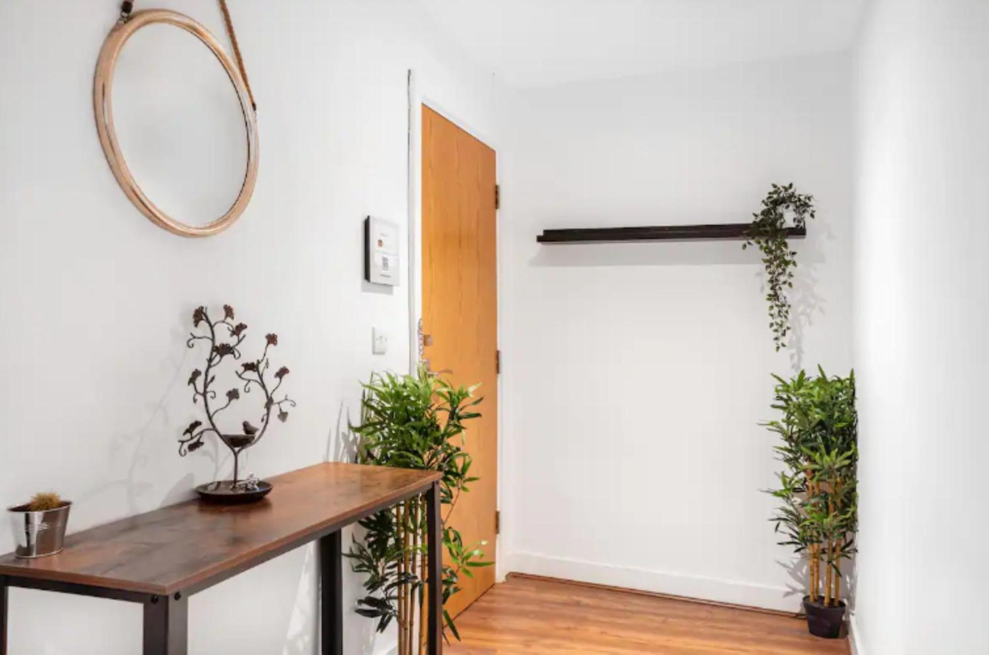 Oriental 2 Bed 2 Bath Netflix And Free Parking, Games- Maihom Birmingham
