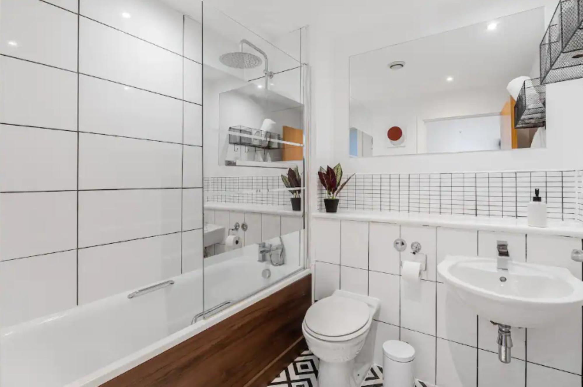Oriental 2 Bed 2 Bath Netflix And Free Parking, Games- Maihom
