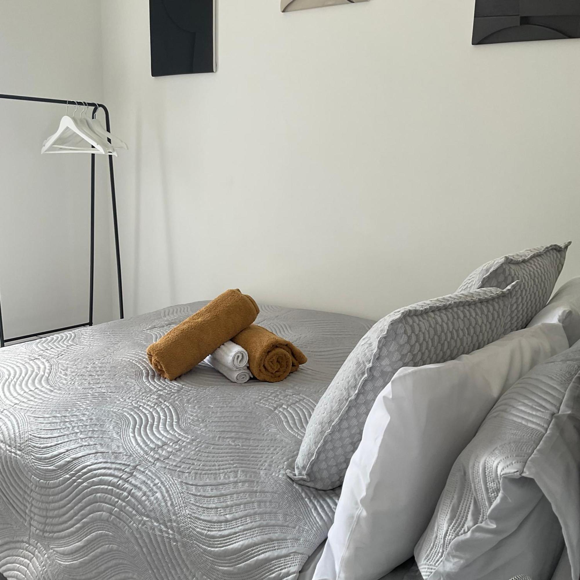 The Parkes A Stylish 3br House With Free Parking, 5 Mins From Close To The Edgbaston Stadium, The Hippodrome, Uob, Aston And Bcu, China Town, Kings Heath Bhx Airport And Much Holiday home *
