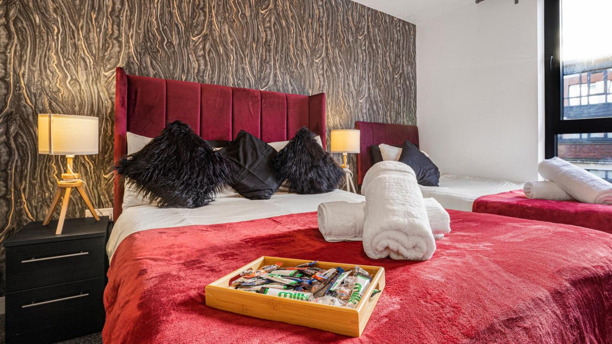 Oceanic Bliss: 2 Bed 2 Bath + Free Park + Netflix Apartment *