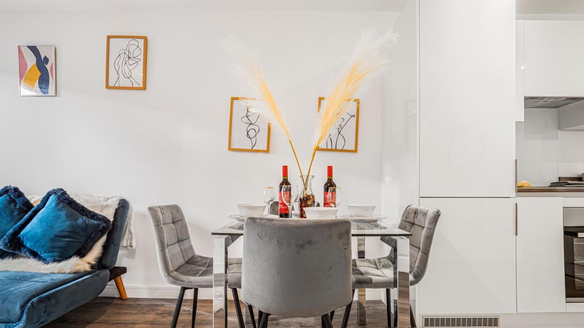 Oceanic Bliss: 2 Bed 2 Bath + Free Park + Netflix Apartment Birmingham