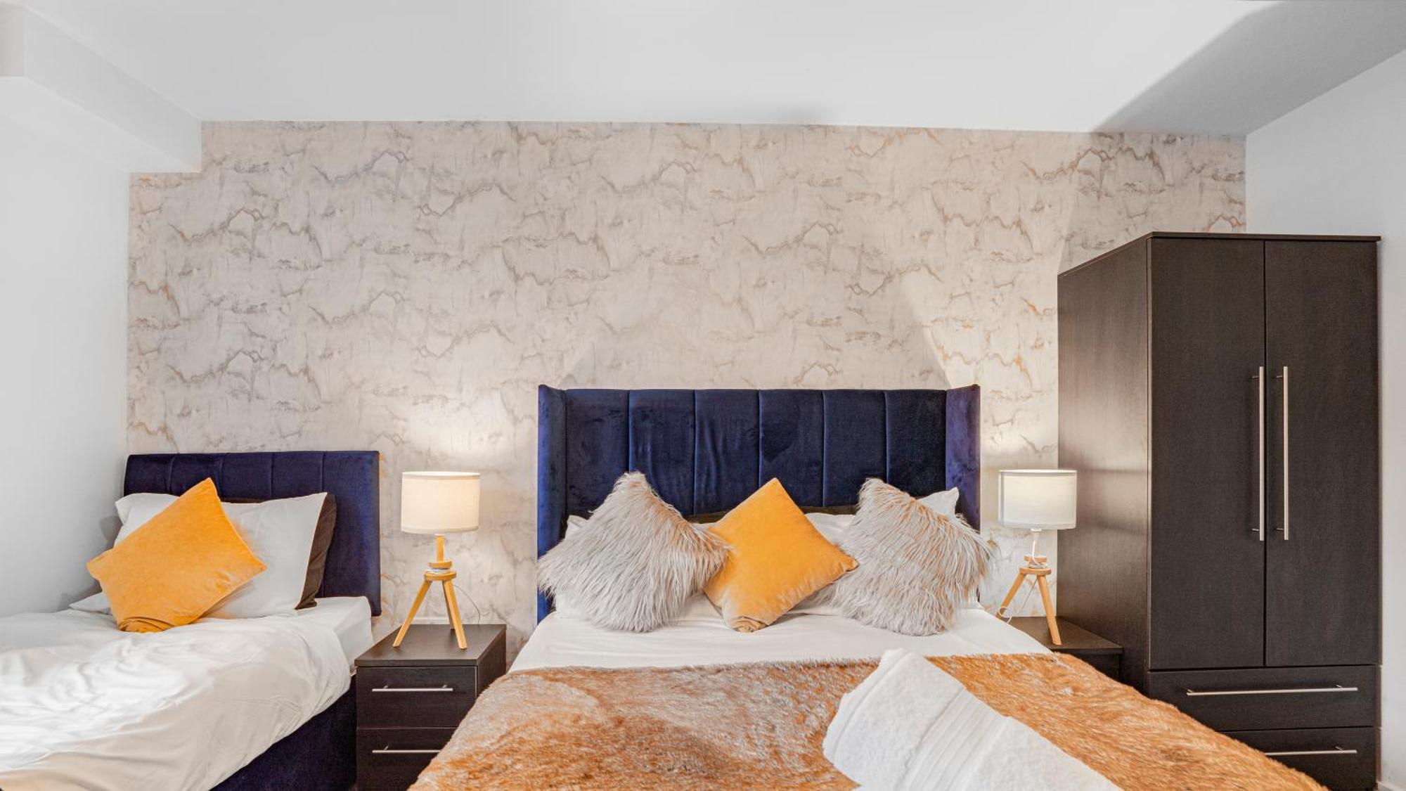 Oceanic Bliss: 2 Bed 2 Bath + Free Park + Netflix Apartment