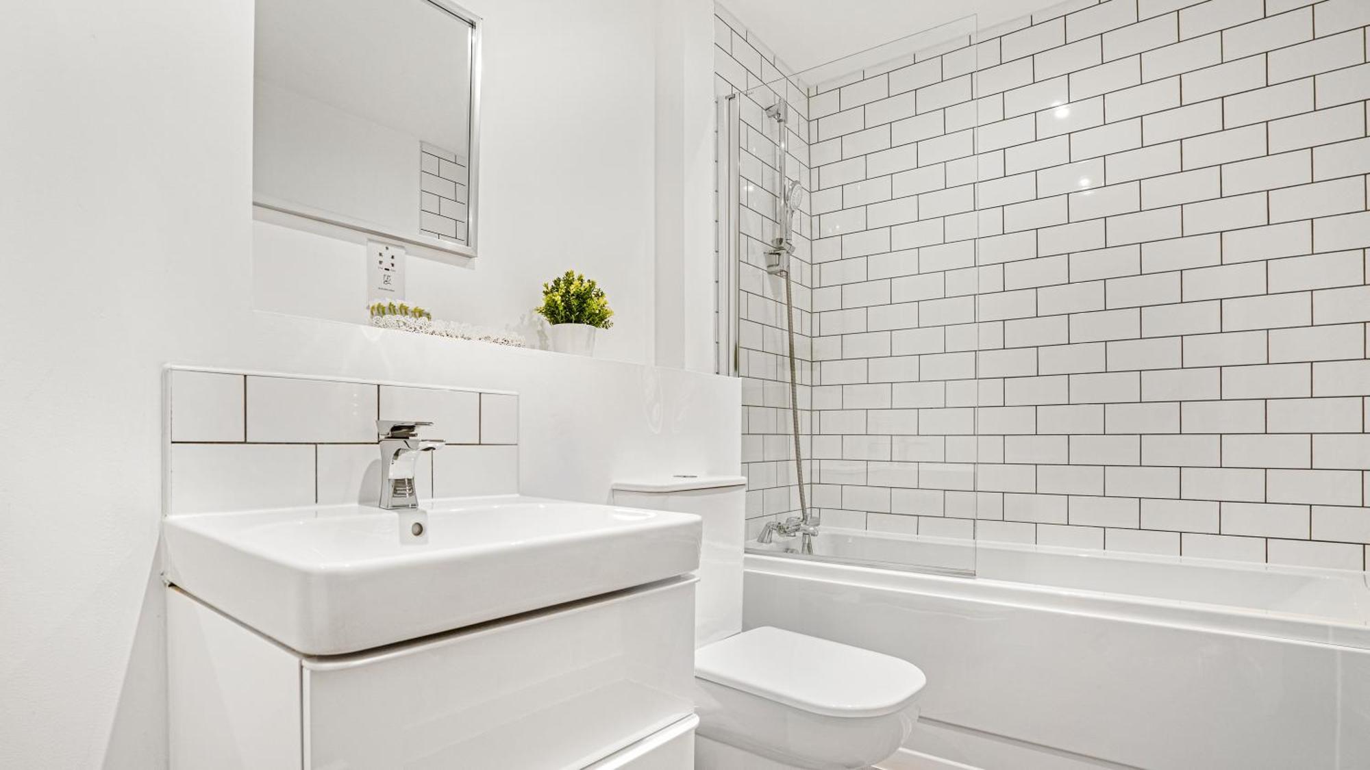 Oceanic Bliss: 2 Bed 2 Bath + Free Park + Netflix Apartment *