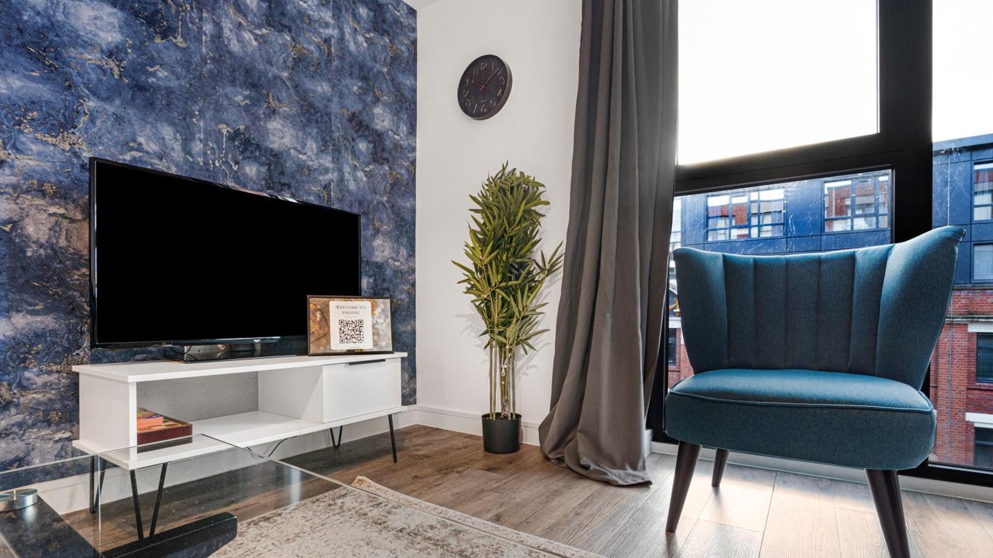 Oceanic Bliss: 2 Bed 2 Bath + Free Park + Netflix *