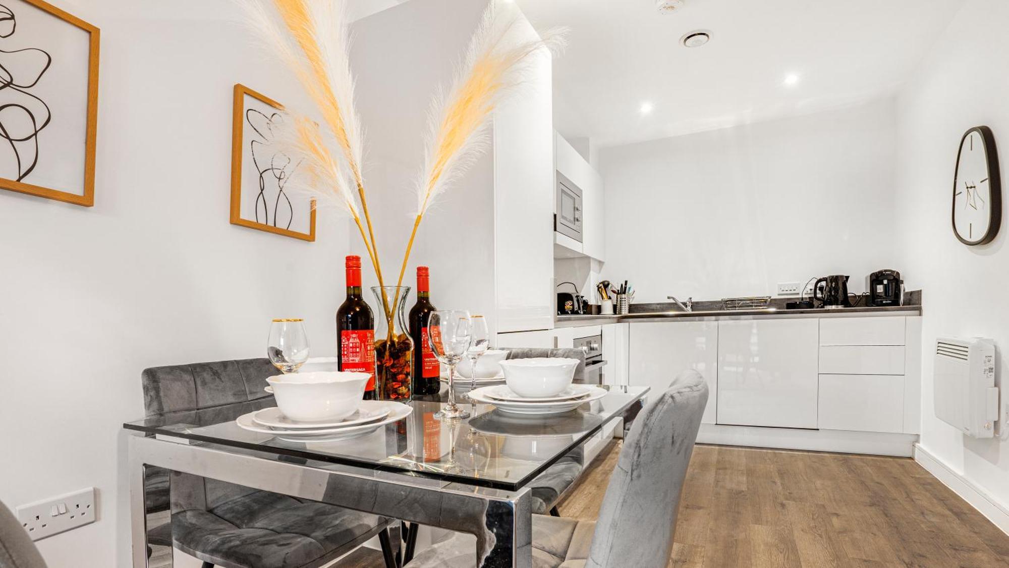 Oceanic Bliss: 2 Bed 2 Bath + Free Park + Netflix