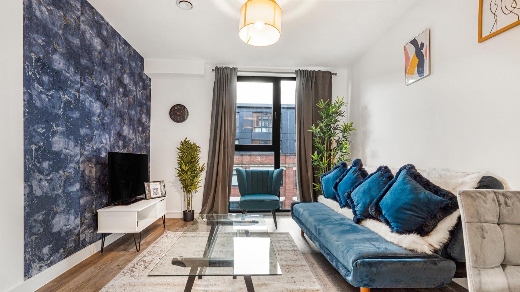 Oceanic Bliss: 2 Bed 2 Bath + Free Park + Netflix Apartment