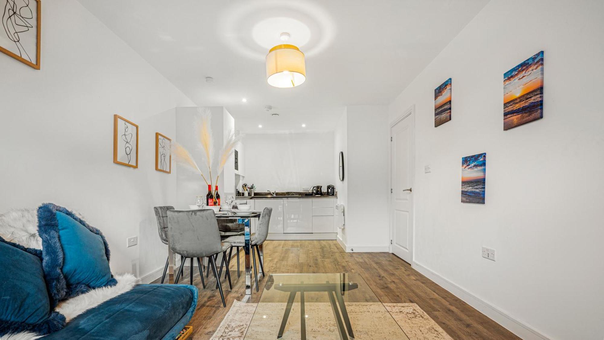 Oceanic Bliss: 2 Bed 2 Bath + Free Park + Netflix Apartment