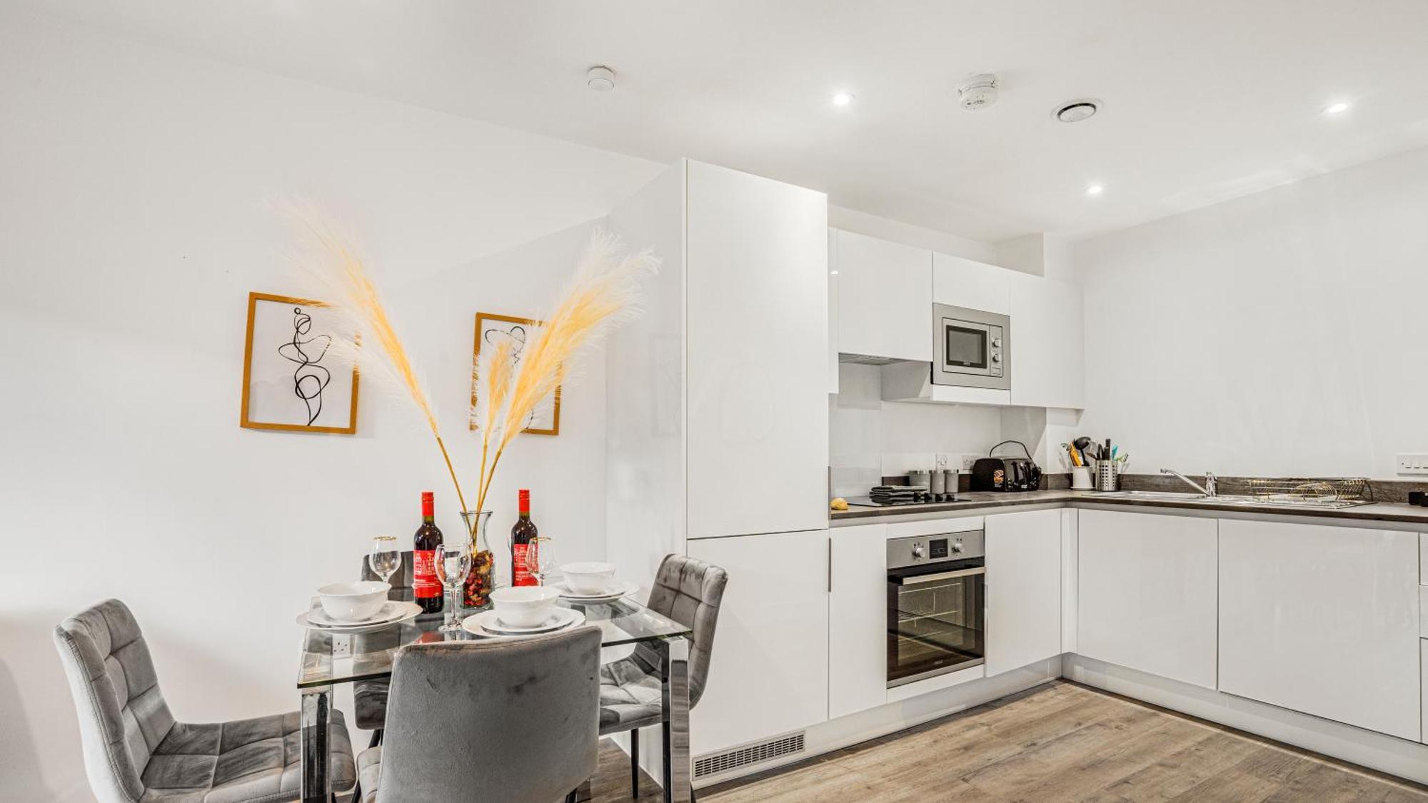 Apartment Oceanic Bliss: 2 Bed 2 Bath + Free Park + Netflix