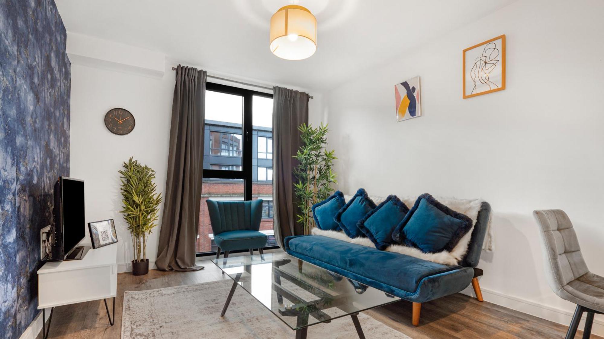 Oceanic Bliss: 2 Bed 2 Bath + Free Park + Netflix Apartment *