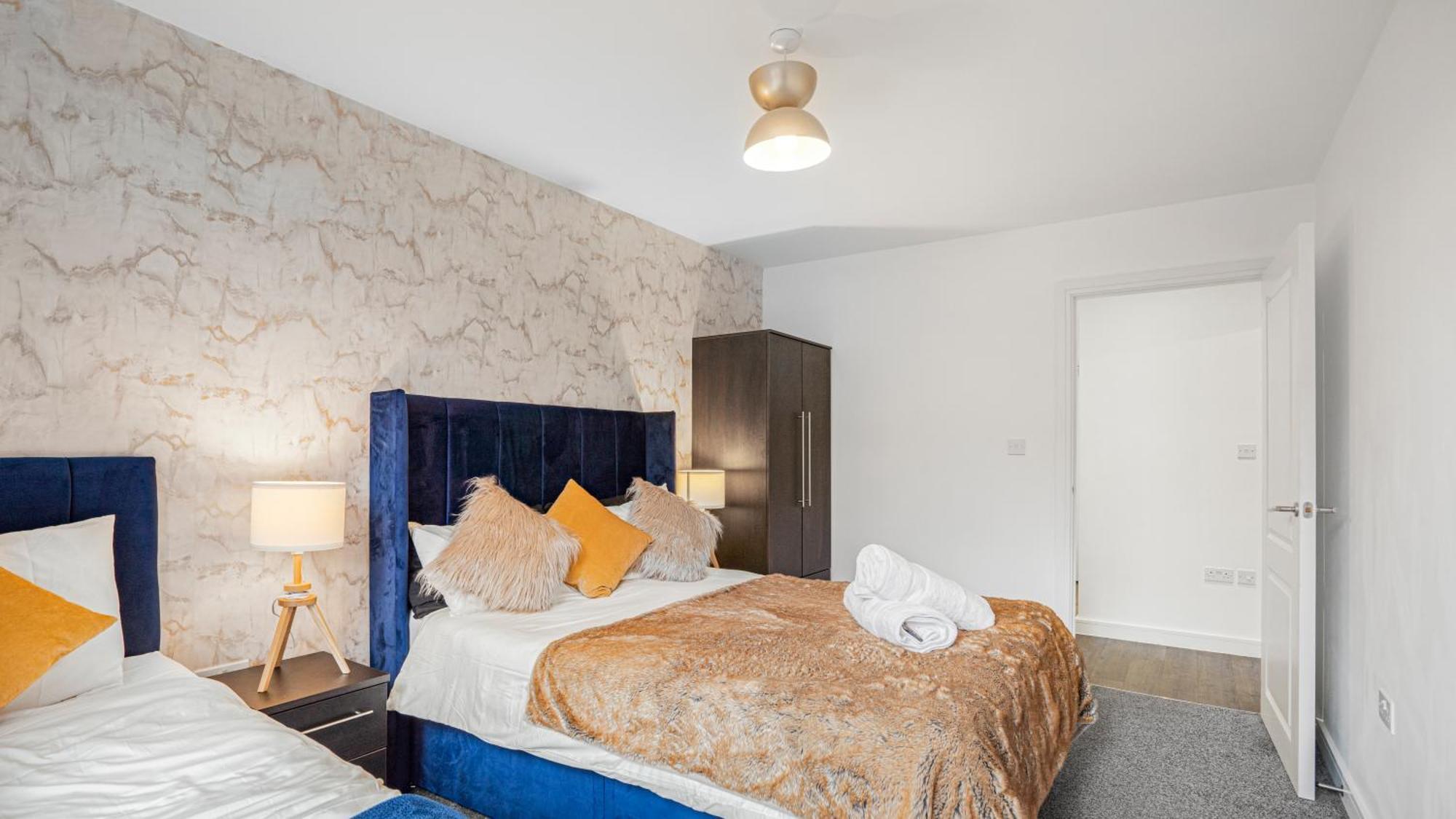 Oceanic Bliss: 2 Bed 2 Bath + Free Park + Netflix Apartment Birmingham