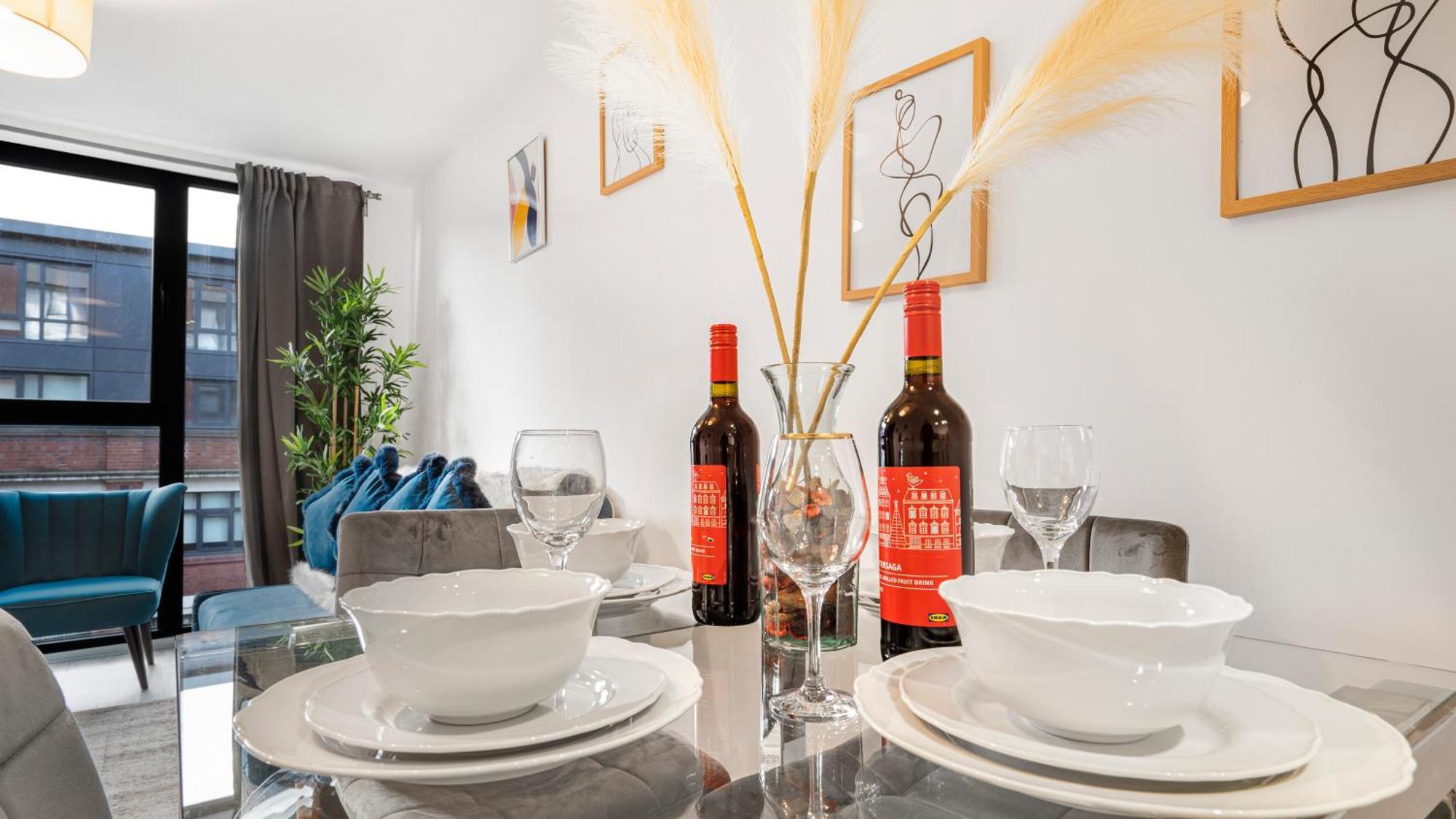 Oceanic Bliss: 2 Bed 2 Bath + Free Park + Netflix Apartment *