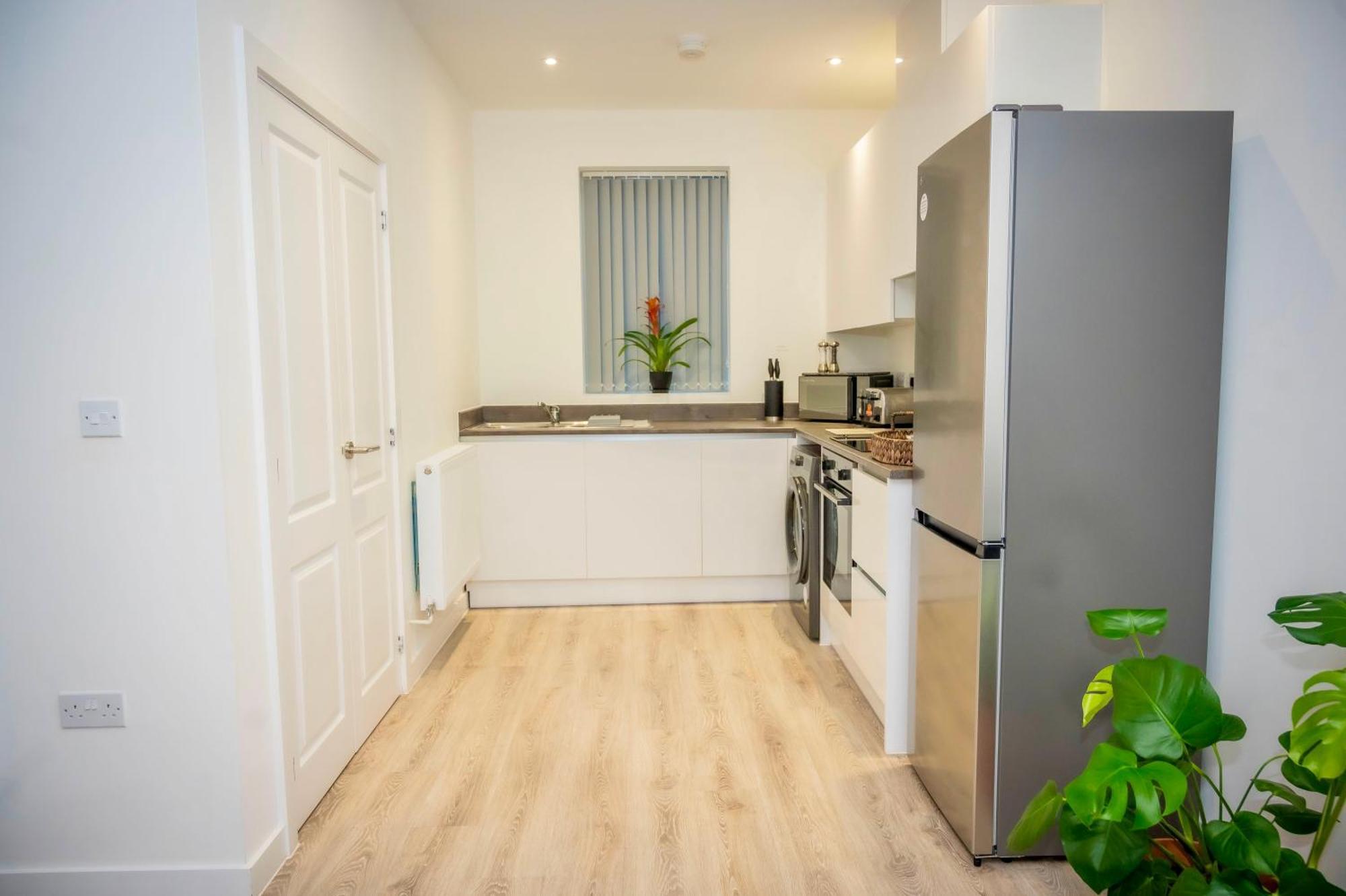 The Parkes A Stylish 3br House With Free Parking, 5 Mins From Close To The Edgbaston Stadium, The Hippodrome, Uob, Aston And Bcu, China Town, Kings Heath Bhx Airport And Much * Birmingham
