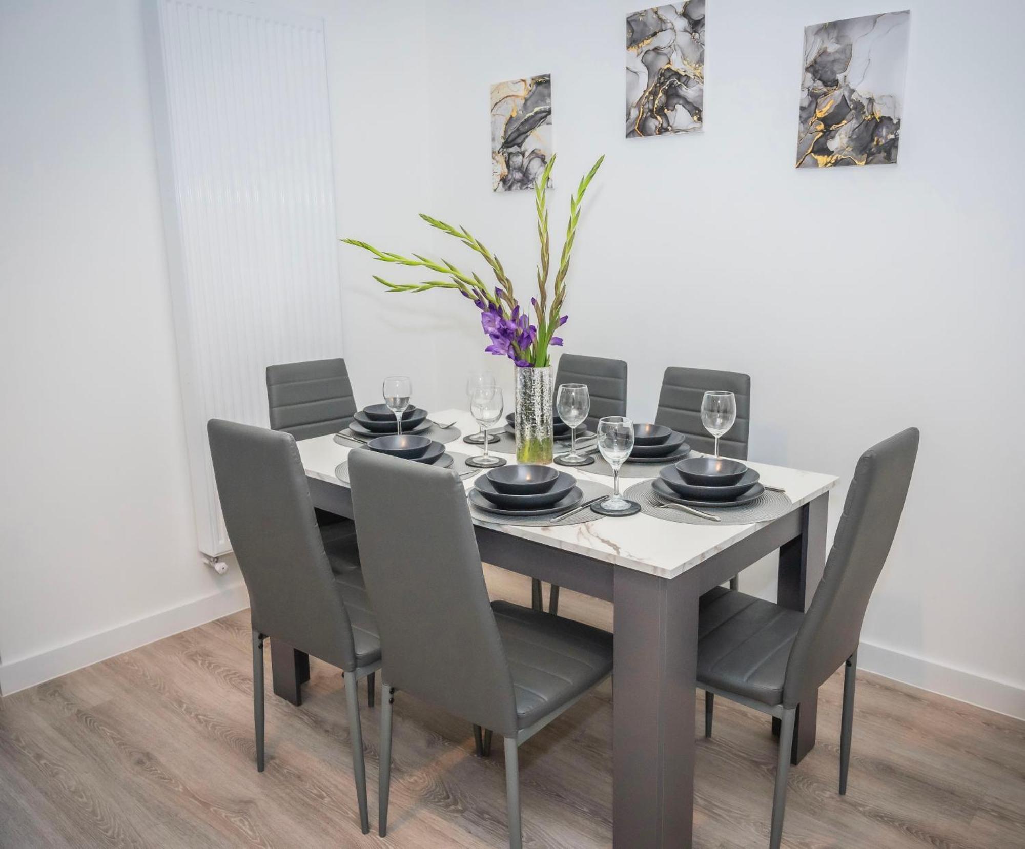 The Parkes A Stylish 3br House With Free Parking, 5 Mins From Close To The Edgbaston Stadium, The Hippodrome, Uob, Aston And Bcu, China Town, Kings Heath Bhx Airport And Much Holiday home Birmingham