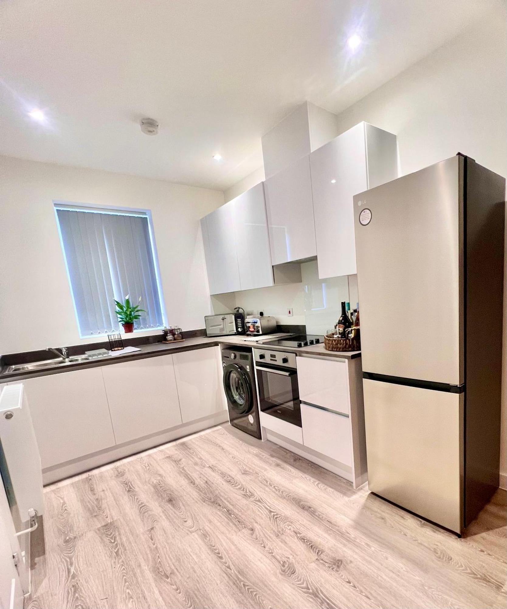 The Parkes A Stylish 3br House With Free Parking, 5 Mins From Close To The Edgbaston Stadium, The Hippodrome, Uob, Aston And Bcu, China Town, Kings Heath Bhx Airport And Much * Birmingham