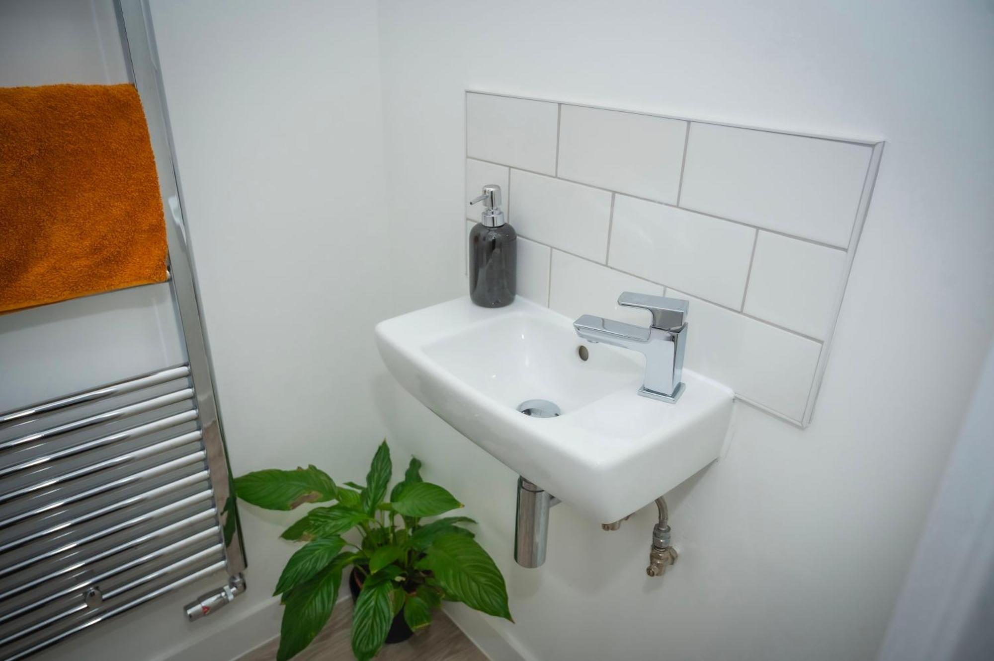 The Parkes A Stylish 3br House With Free Parking, 5 Mins From Close To The Edgbaston Stadium, The Hippodrome, Uob, Aston And Bcu, China Town, Kings Heath Bhx Airport And Much Holiday home *