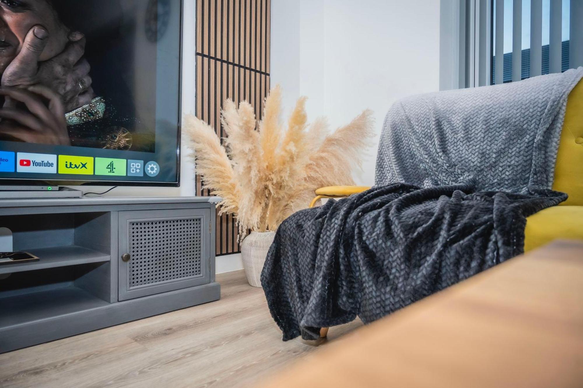 The Parkes A Stylish 3br House With Free Parking, 5 Mins From Close To The Edgbaston Stadium, The Hippodrome, Uob, Aston And Bcu, China Town, Kings Heath Bhx Airport And Much *