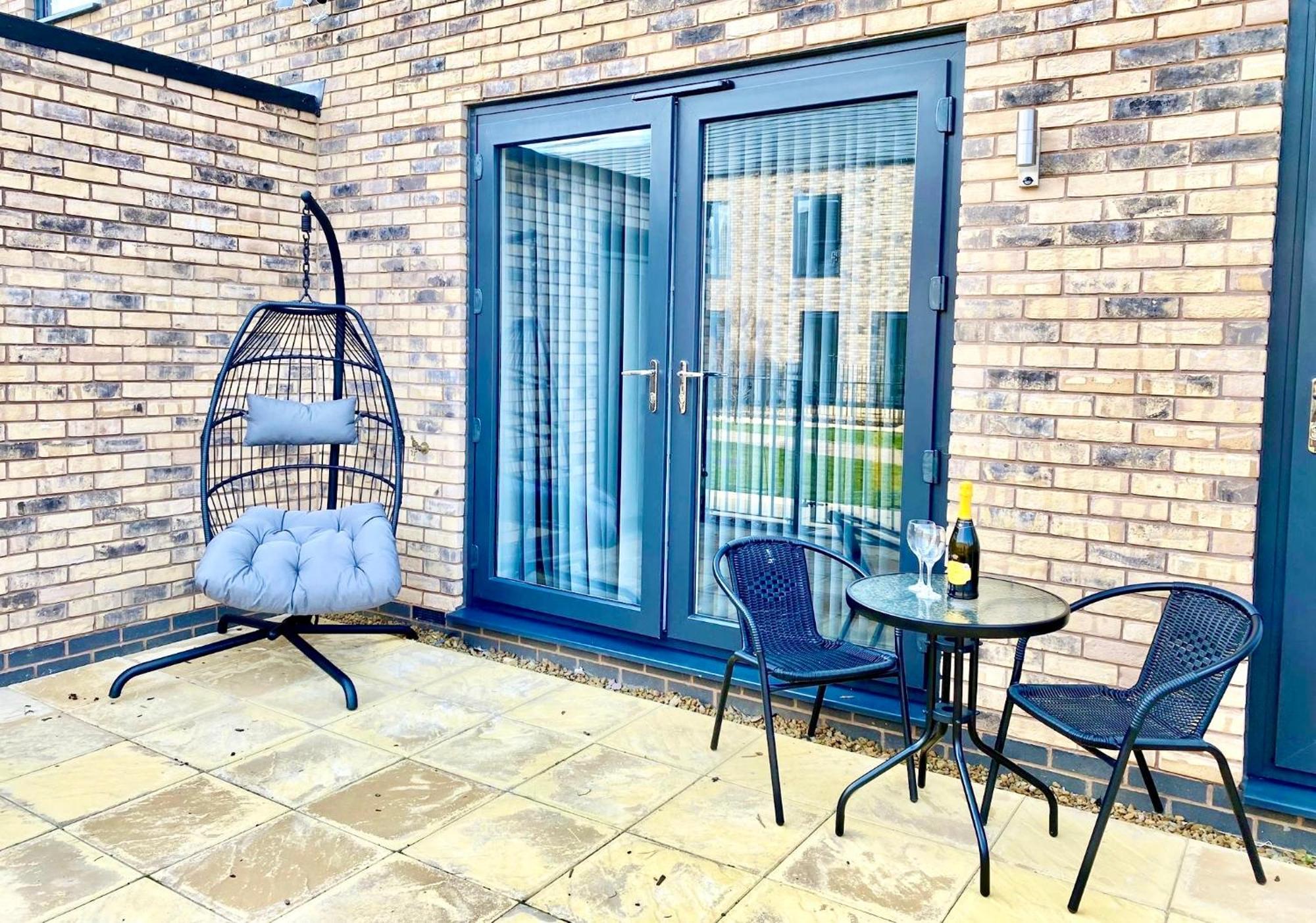 The Parkes A Stylish 3br House With Free Parking, 5 Mins From Close To The Edgbaston Stadium, The Hippodrome, Uob, Aston And Bcu, China Town, Kings Heath Bhx Airport And Much * Birmingham