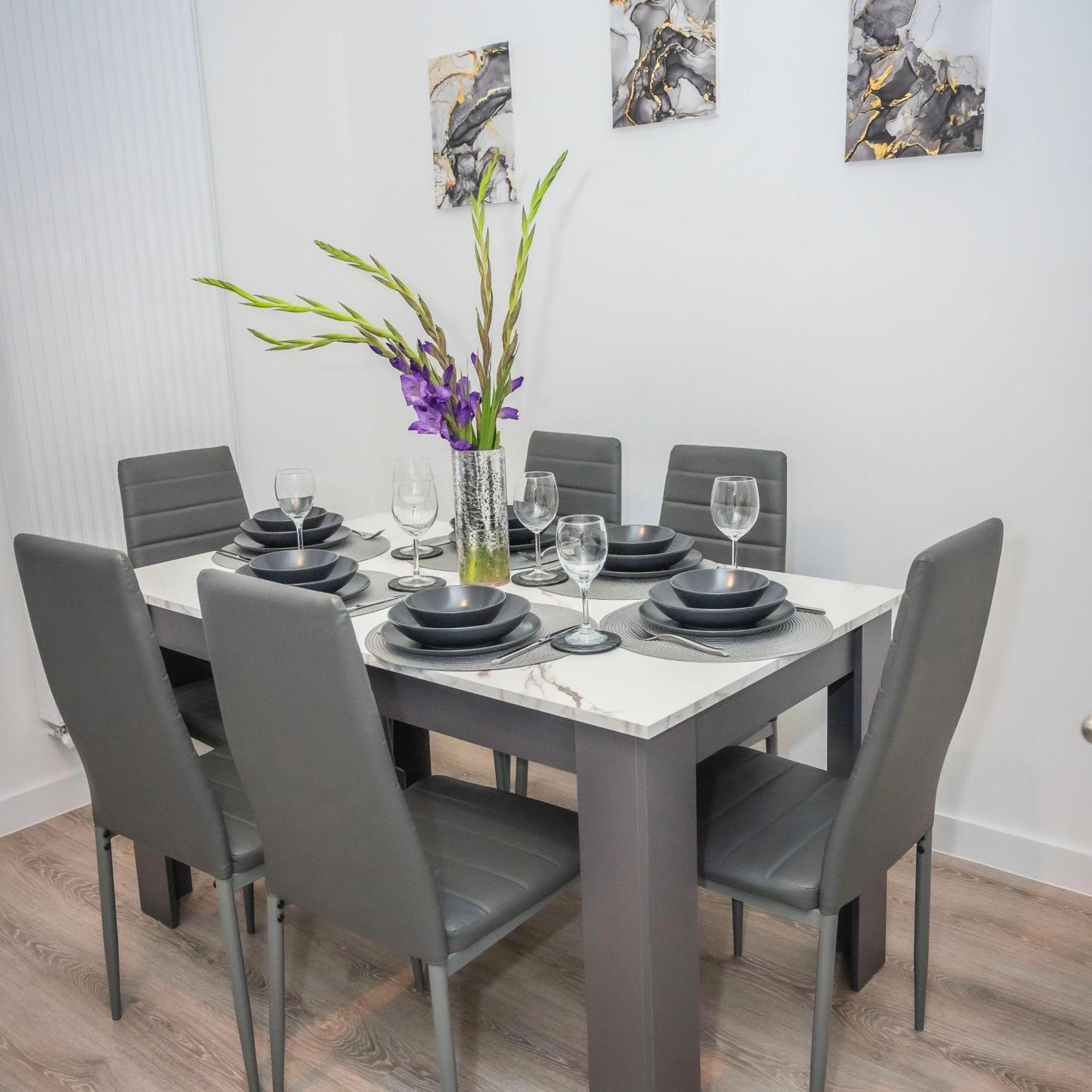 Holiday home The Parkes A Stylish 3br House With Free Parking, 5 Mins From Close To The Edgbaston Stadium, The Hippodrome, Uob, Aston And Bcu, China Town, Kings Heath Bhx Airport And Much Birmingham