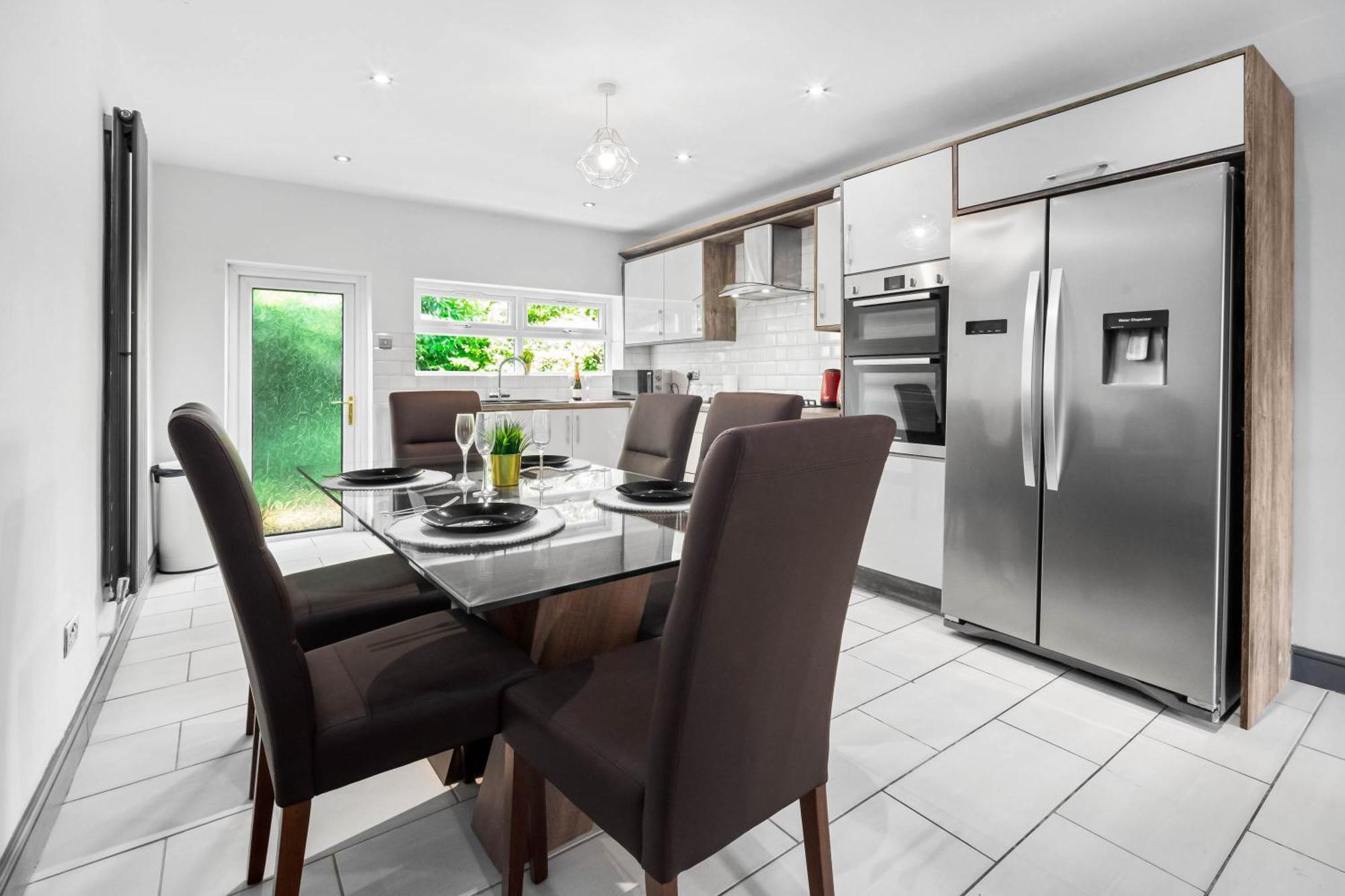 Luxury 3 Bedroom House - Parking - Garden - Pool & Tennis Table - Rated - 782s Holiday home