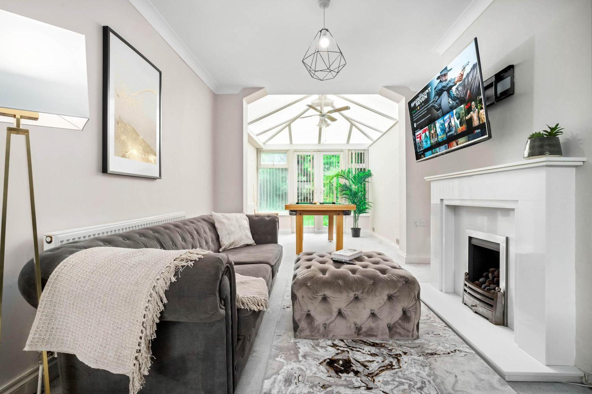 Luxury 3 Bedroom House - Parking - Garden - Pool & Tennis Table - Rated - 782s Holiday home *
