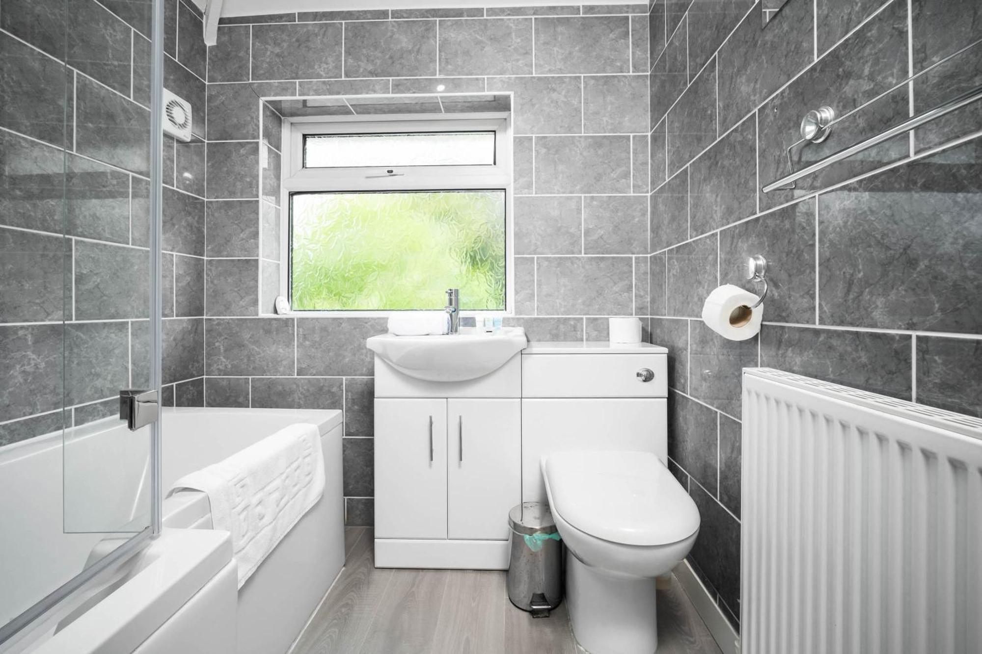 Luxury 3 Bedroom House - Parking - Garden - Pool & Tennis Table - Rated - 782s Holiday home Birmingham